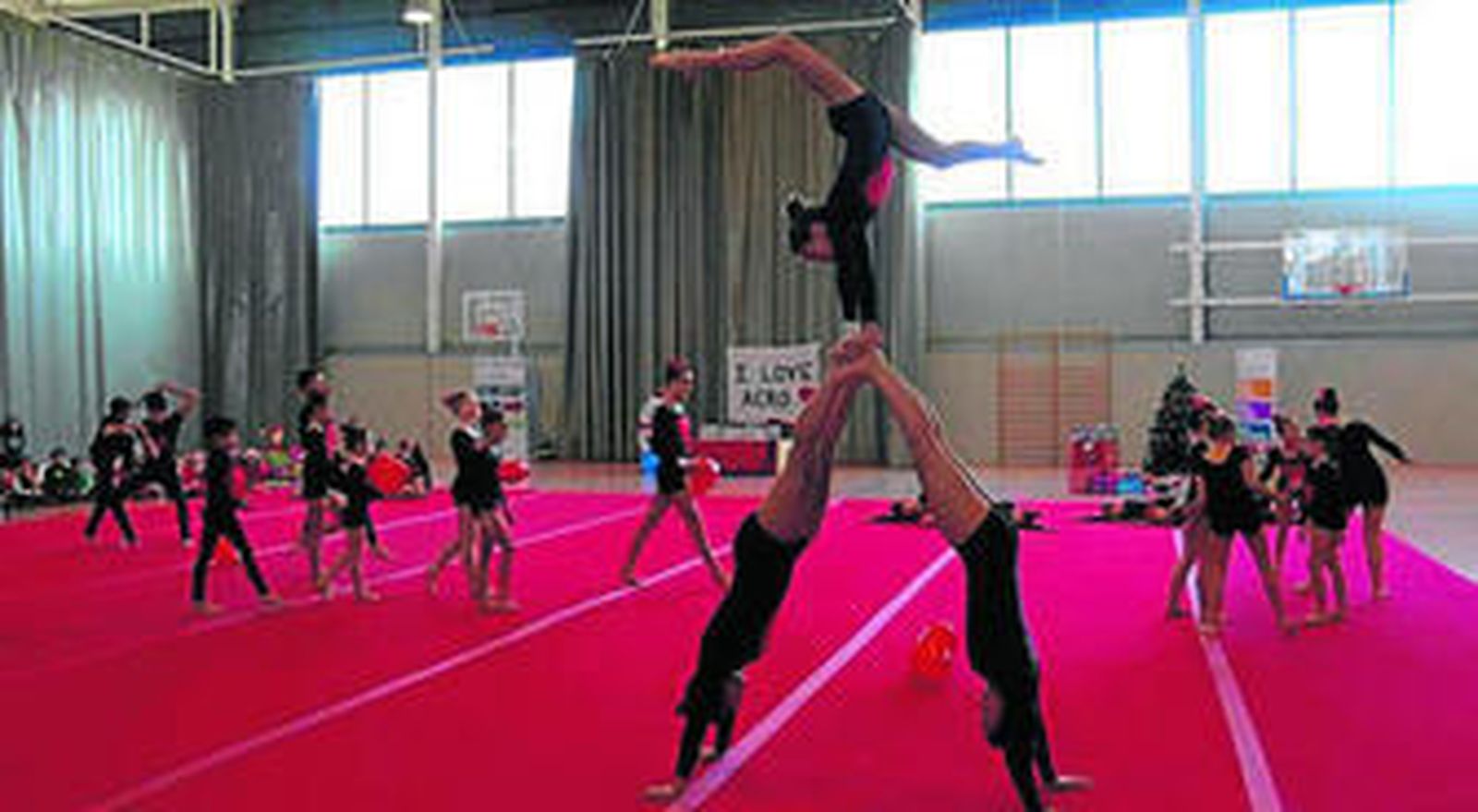 Integrantes del Club Pyramidos realizan un número durante la Gala de Navidad celebrada el pasado 13 de diciembre.
