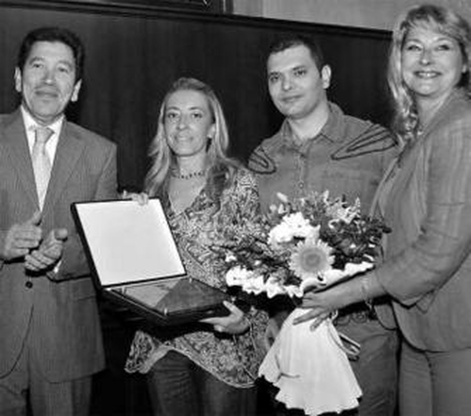 Nuria Mena y Marcos Suárez junto al alcalde y la delegada de Turismo.
