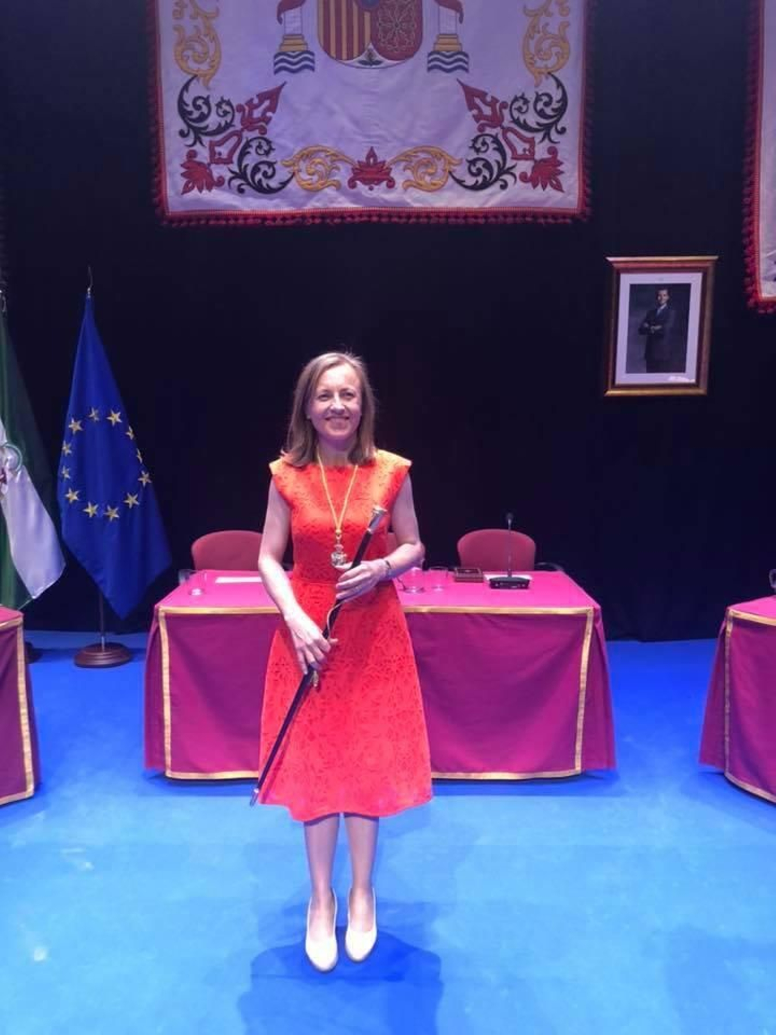 Francisca Lourdes Fernández, con el bastón de mando.