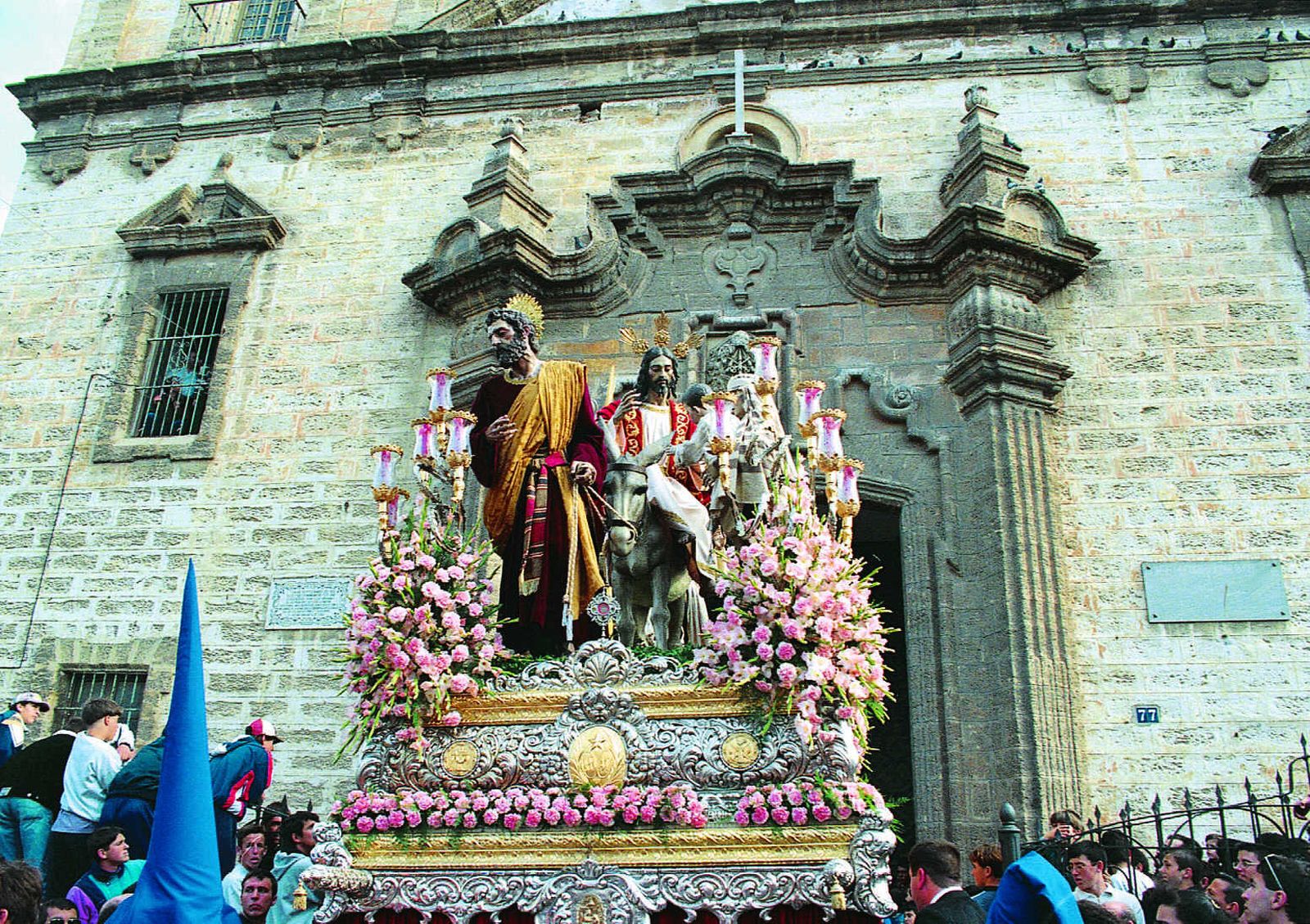 Una imagen histórica: Borriquita sale de la Iglesia Mayor Parroquial en la Semana Santa de 1996