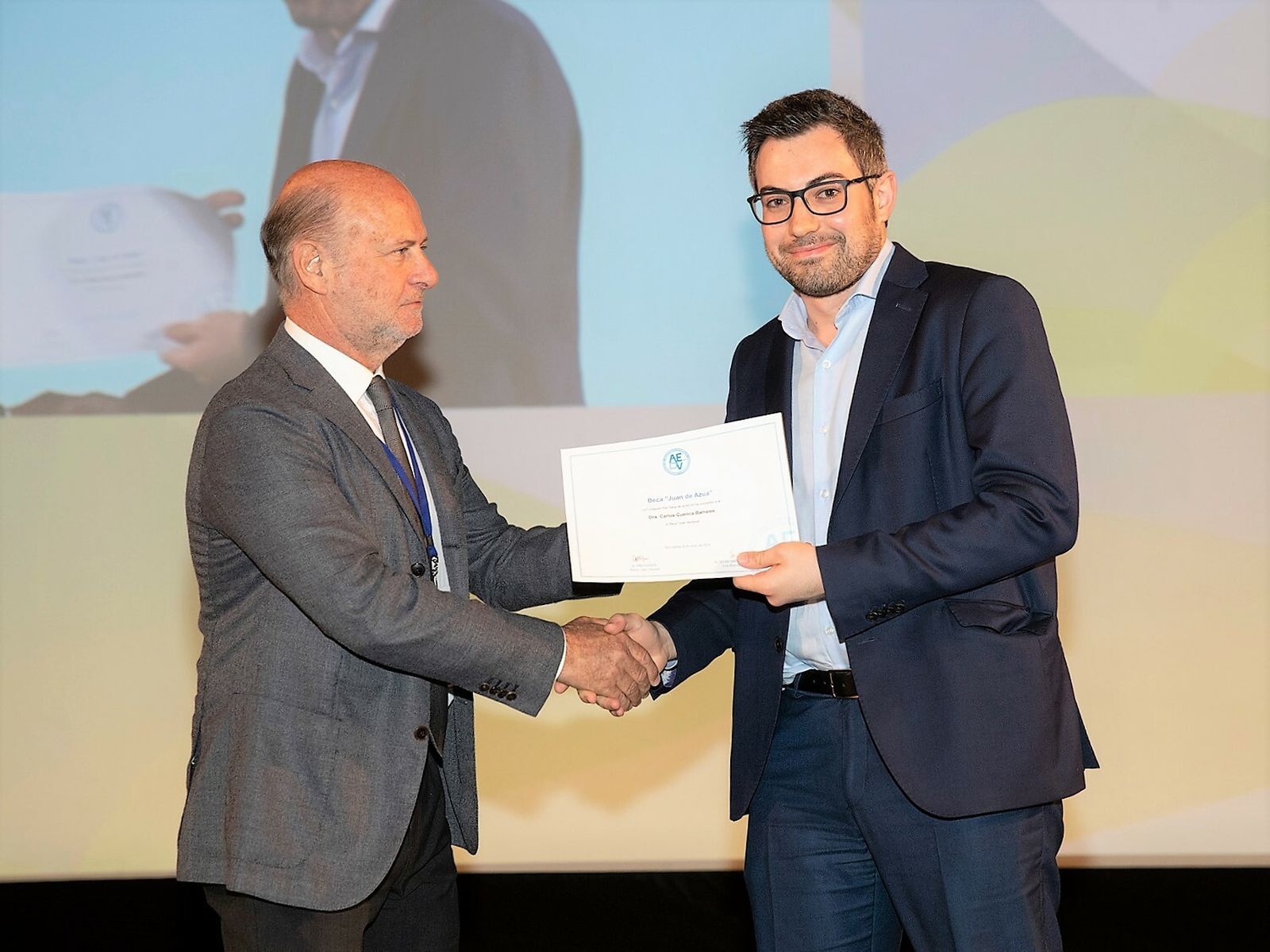 El residente Carlos Cuenca del Hospital San Cecilio recibiendo su premio