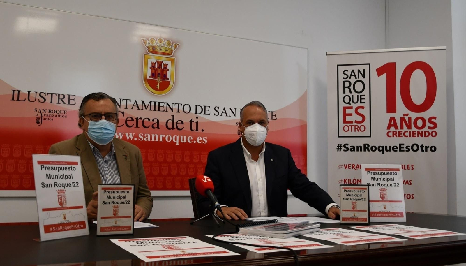 Ángel Gavino y Juan Carlos Ruiz Boix, con el cuaderno de los presupuestos de 2022.