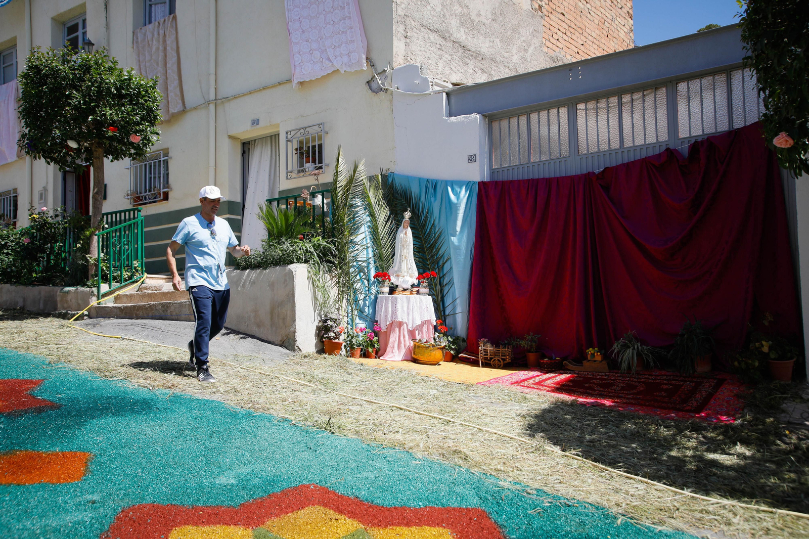 Así es la gran alfombra de serrín para que levite la Virgen de Fátima de Tíjola