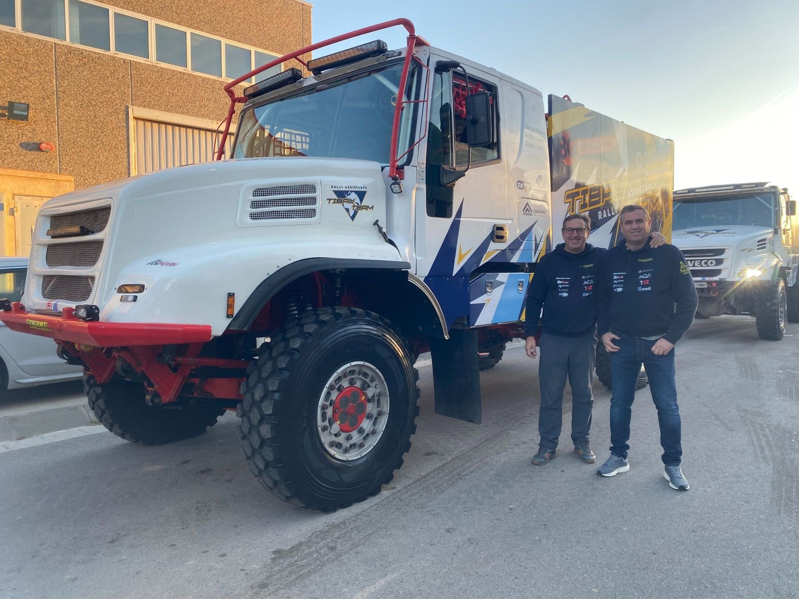 Manuel y Jesús Borrero a los pies del camión del Tibau Team.