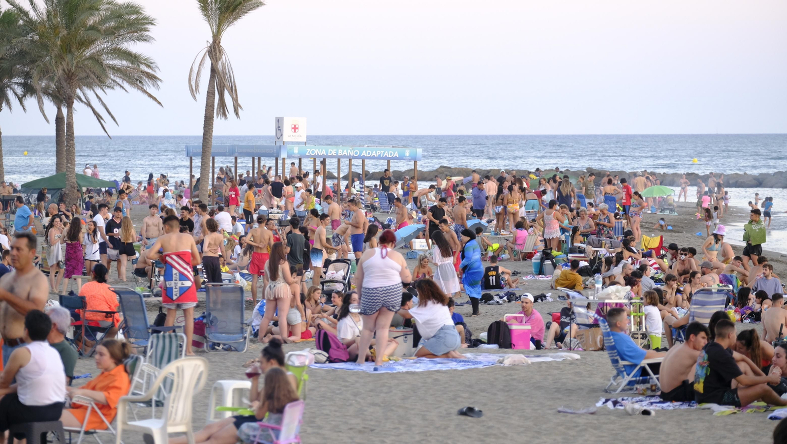 Imágenes de las hogueras de la Noche de San Juan en Almería capital