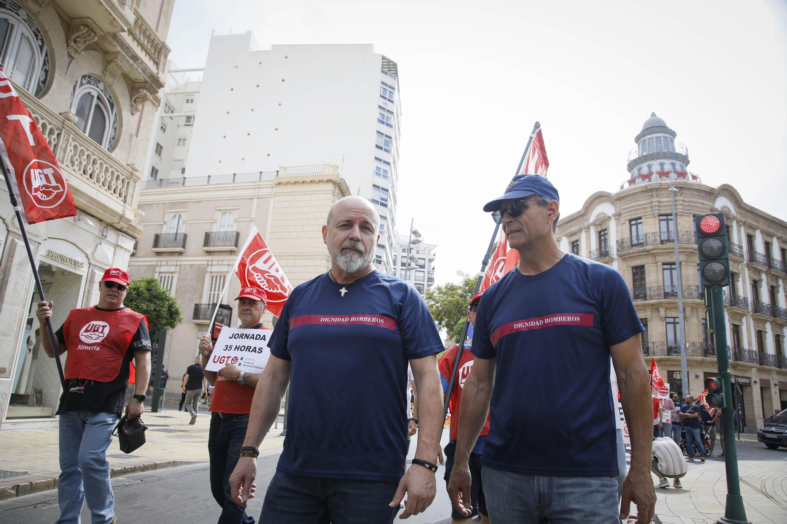 Manifestación de los bomberos quemados de Almería, en imágenes
