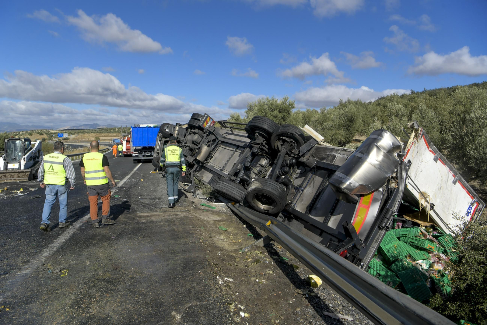 Un aparatoso accidente de camión mantiene cortada ocho horas la A-92 en Pulianas