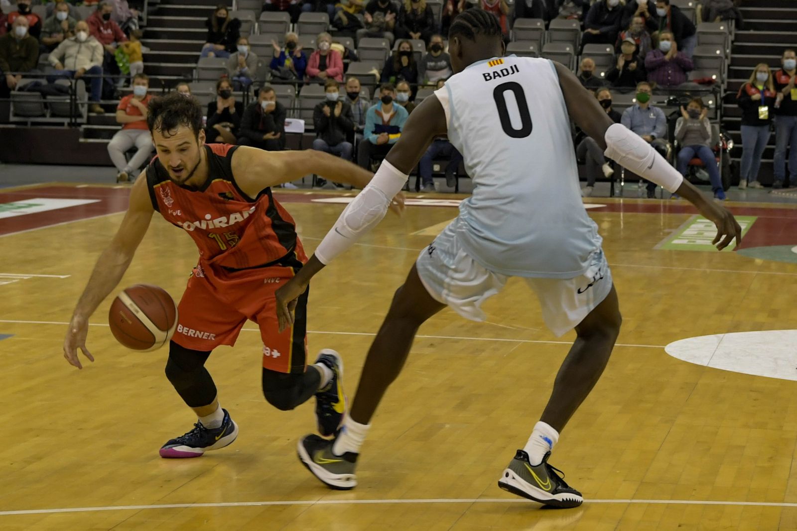 Lluís Costa supera a Badji en el duelo disputado en el Palacio de Deportes.