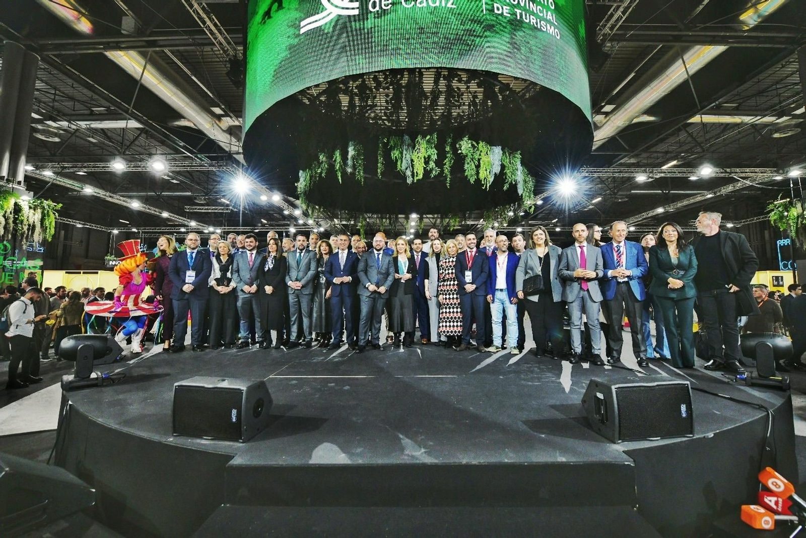 Foto de familia en el Día de la Provincia en Fitur.