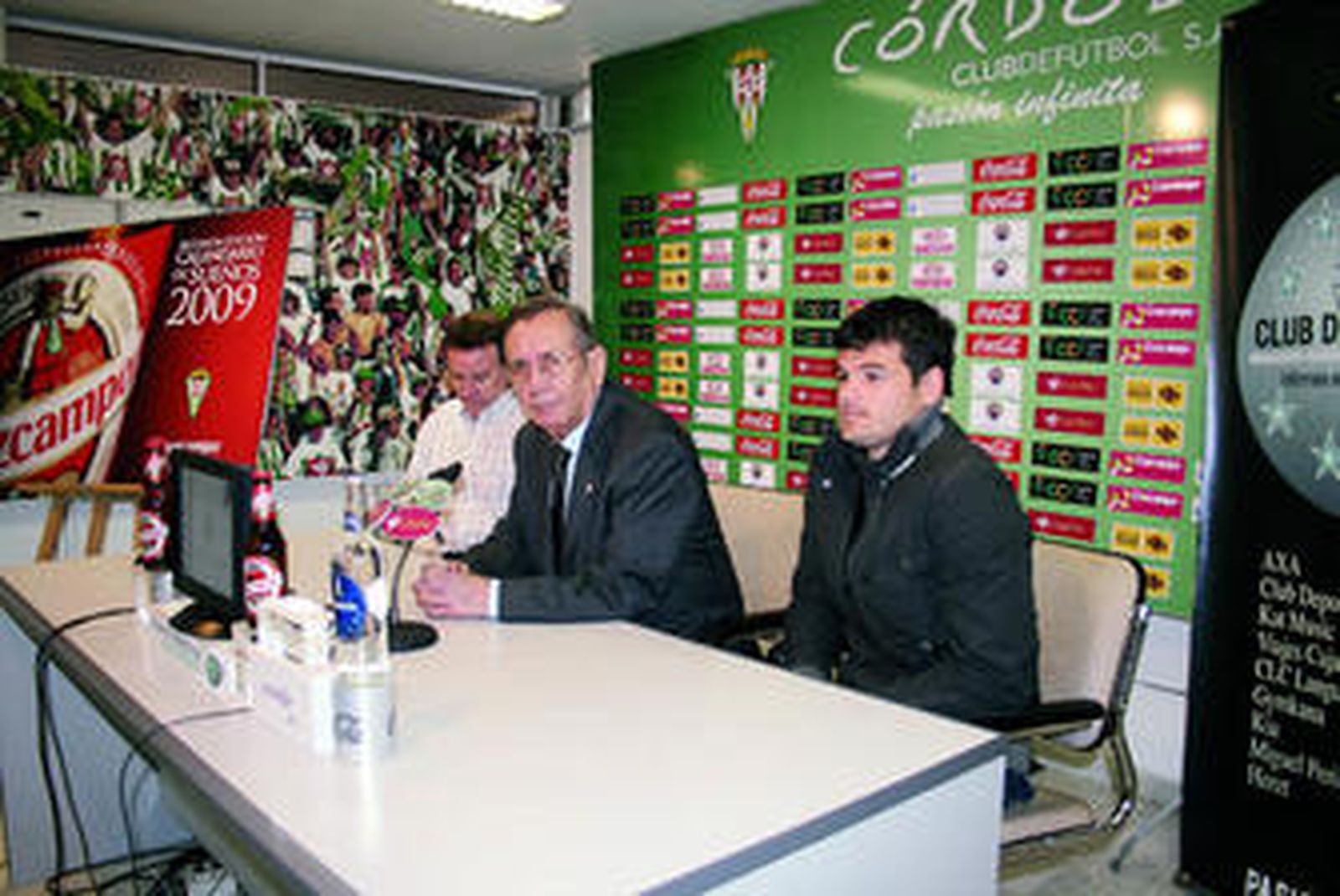 José Javier Zubillaga, Rafael Campanero y Raúl Navas se acomodan ante los periodistas antes de la presentación del acuerdo para la renovación del portero, ayer.