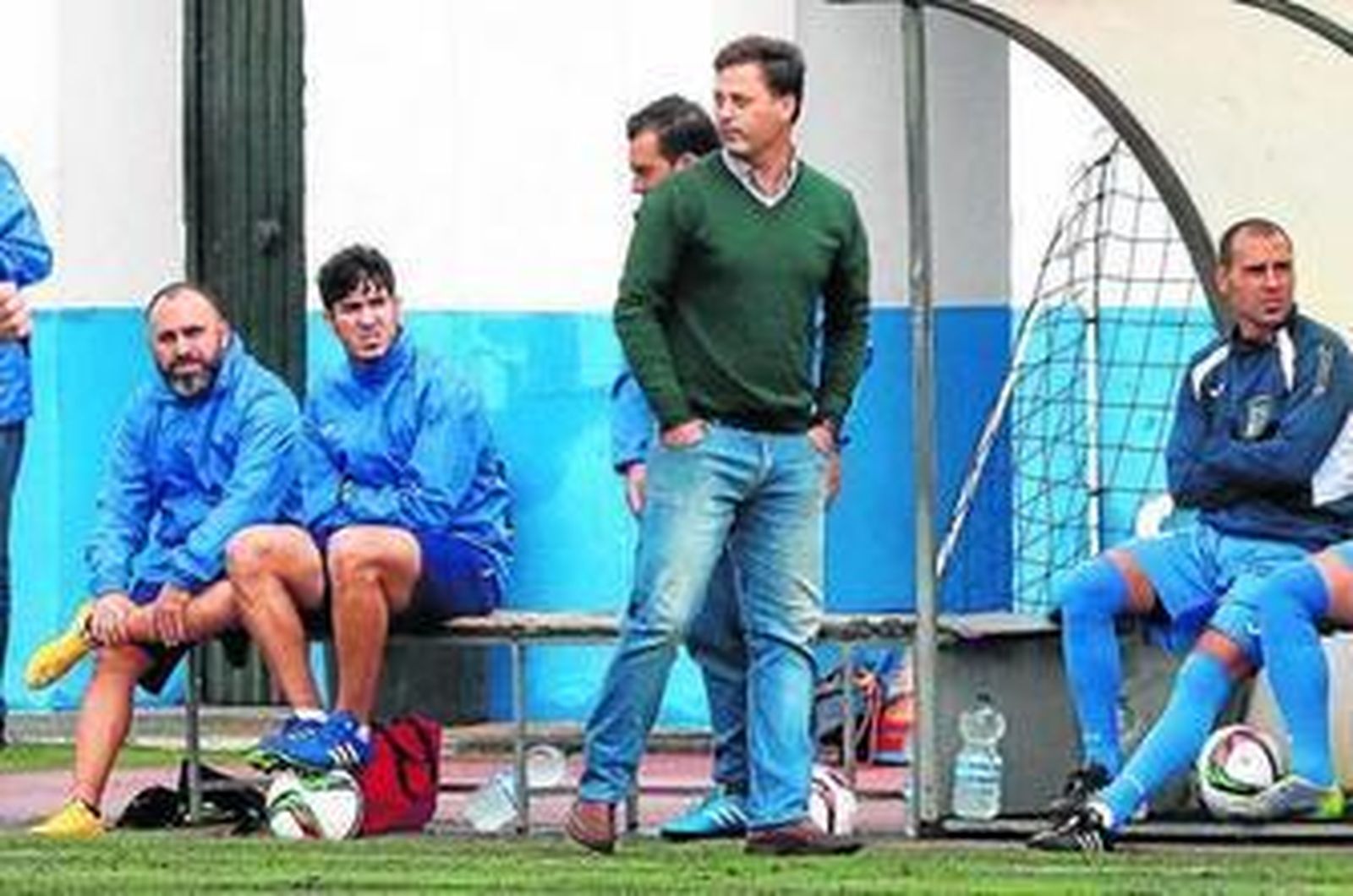 Ismael Pérez, técnico del Guadalcacín, sufrió bastante en el banquillo con el desarrollo del juego.