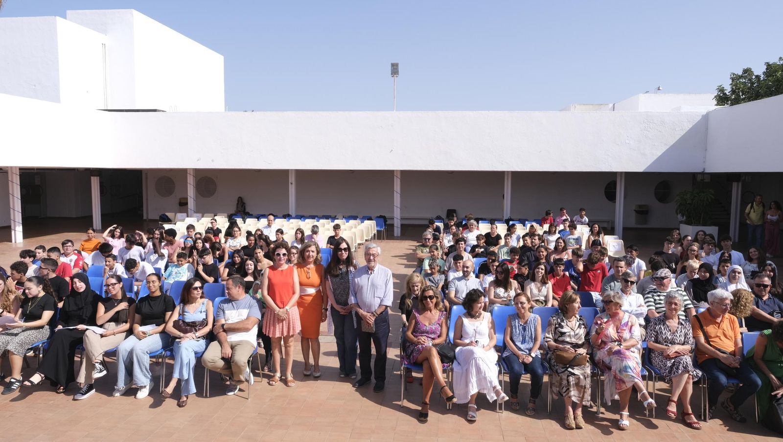 Alumnado y profesorado en el patio central del centro con Lidia Cobos, María del Mar Mota, Irene Cortés y Antonio Serrano.