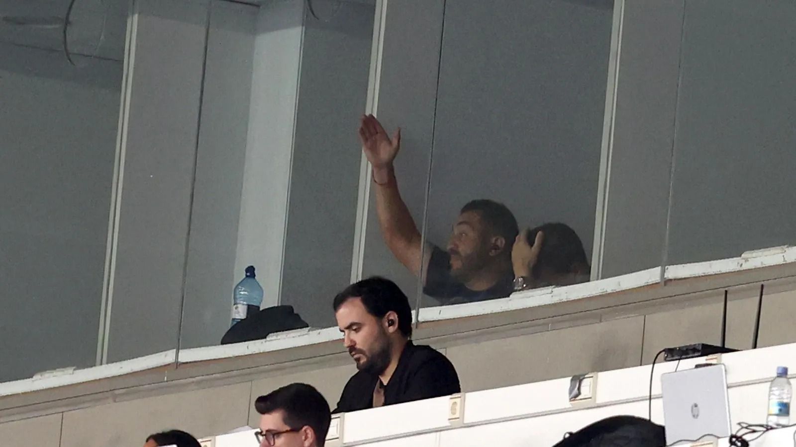 Adrián Hernández, en una de las cabinas de Chapín en el partido contra el Xerez DFC, en el que estuvo sancionado.