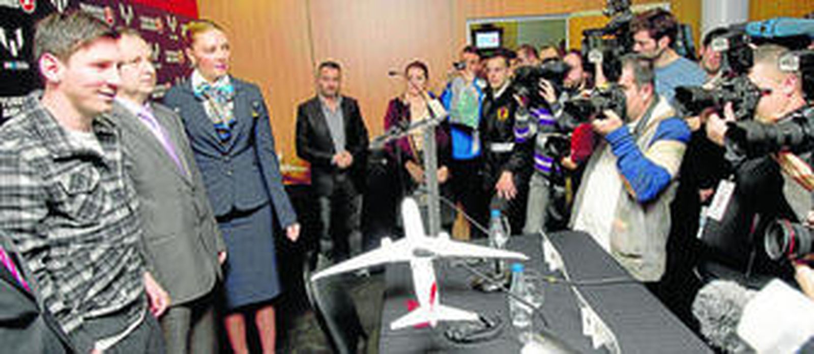 Lionel Messi posa para la prensa durante su presentación como embajador internacional de la compañía aérea Turkish Airlines.