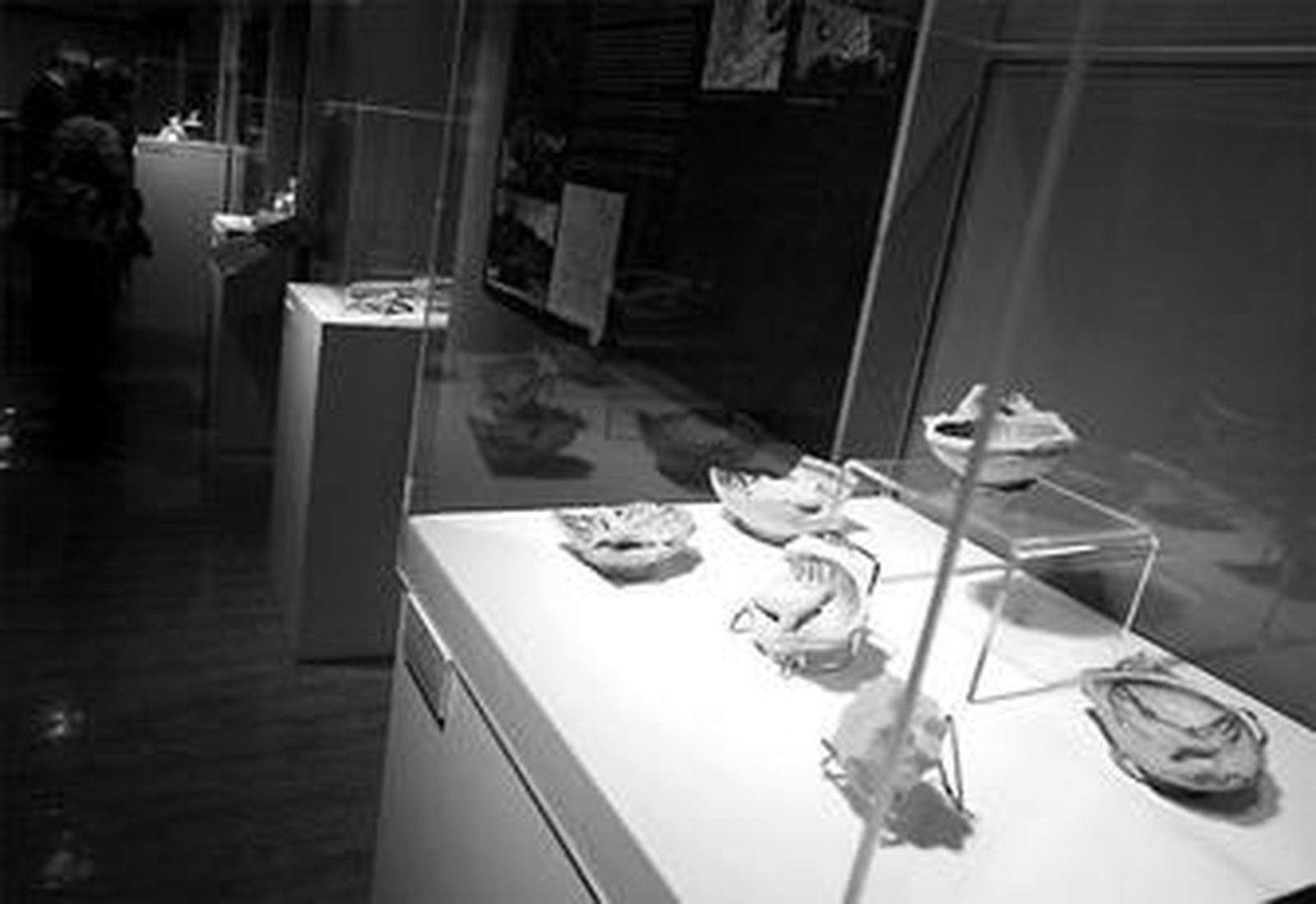 En vitrinas dispuestas en la Sala Ámbito Cultural se exhiben restos de cerámica del siglo XI al XV.