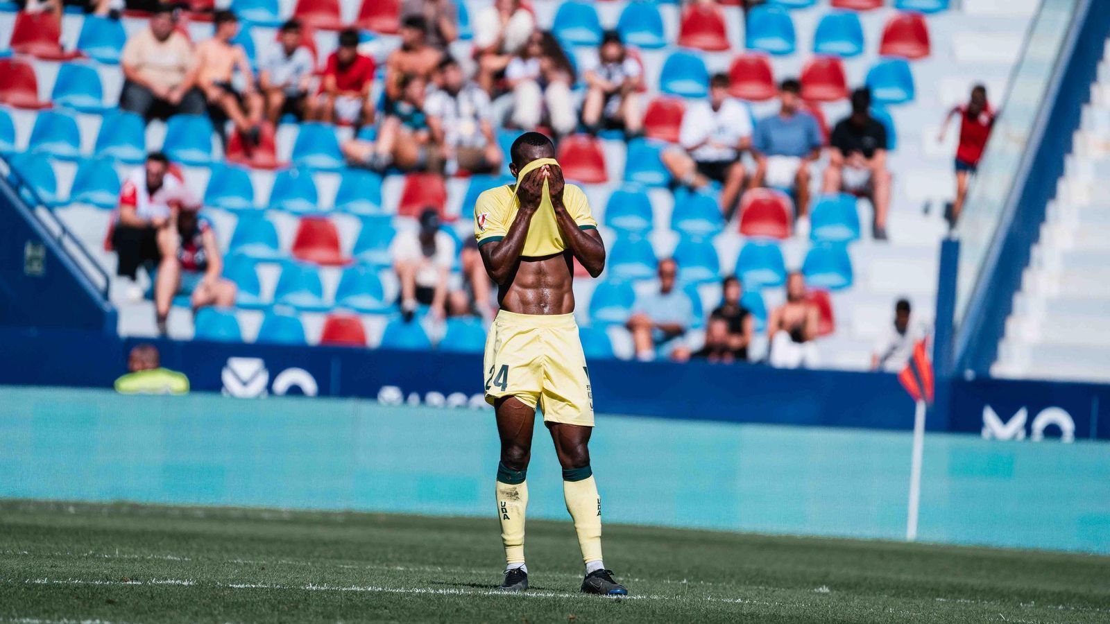 Burno Langa se tapa el rostro con la camiseta
