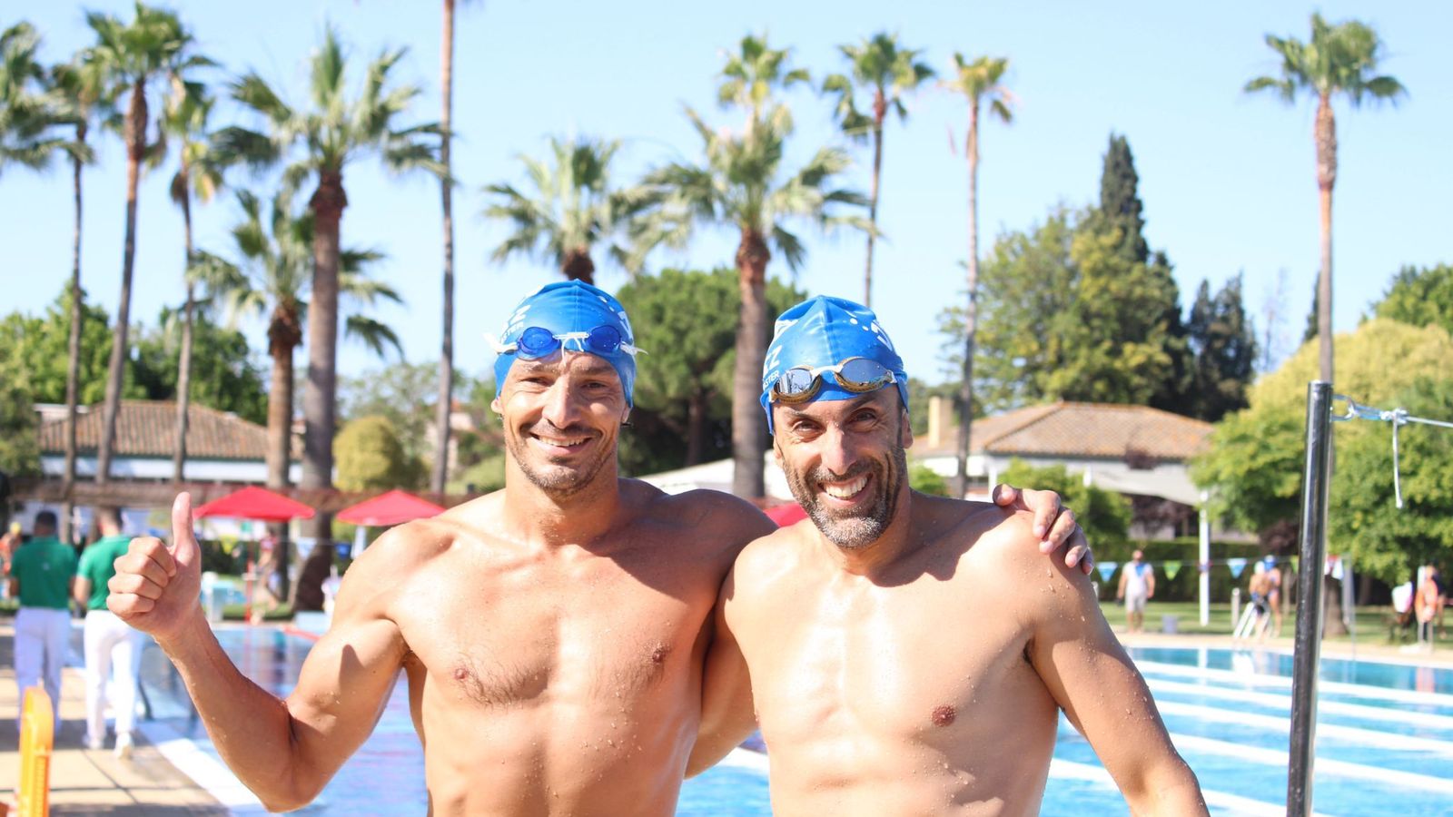 Los nadadores del combinado jerezano posan radiantes tras salir de la piscina.