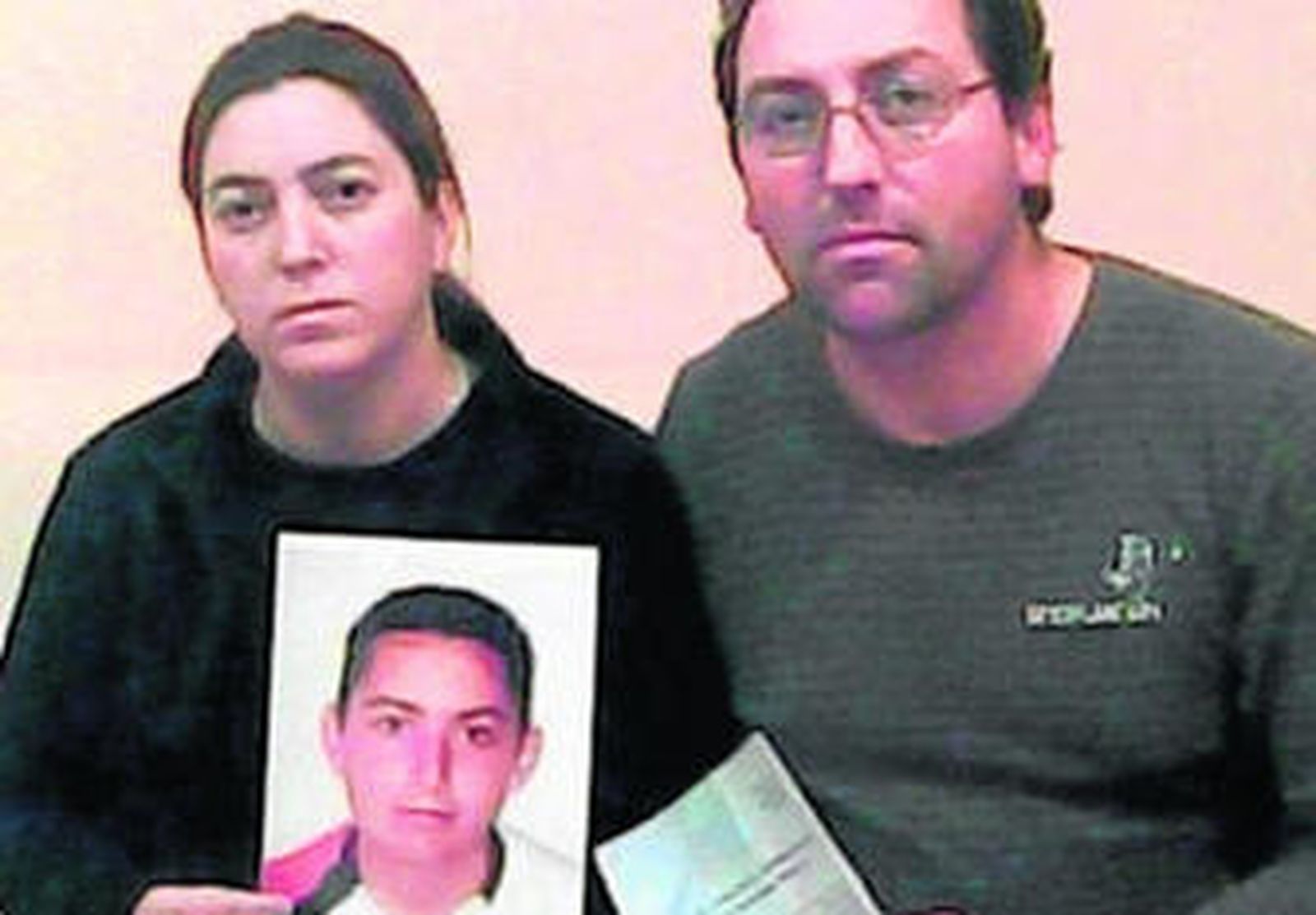 Imagen del matrimonio con una fotografía de su hijo.