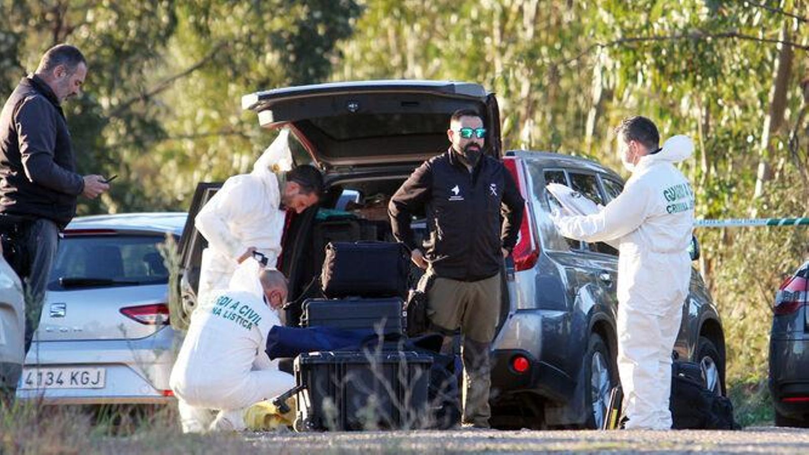 Los agentes de la Unidad Científica se disponen a recoger pruebas en la zona donde apareció el cadáver de Laura Luelmo
