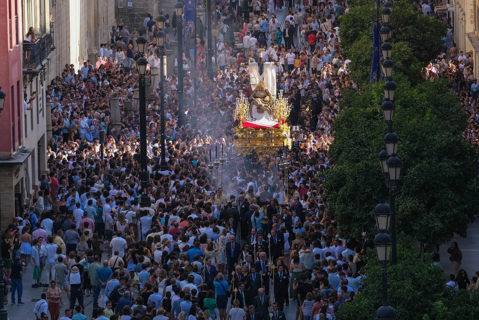 Procesión de regreso de la Piedad del Baratillo Coronada