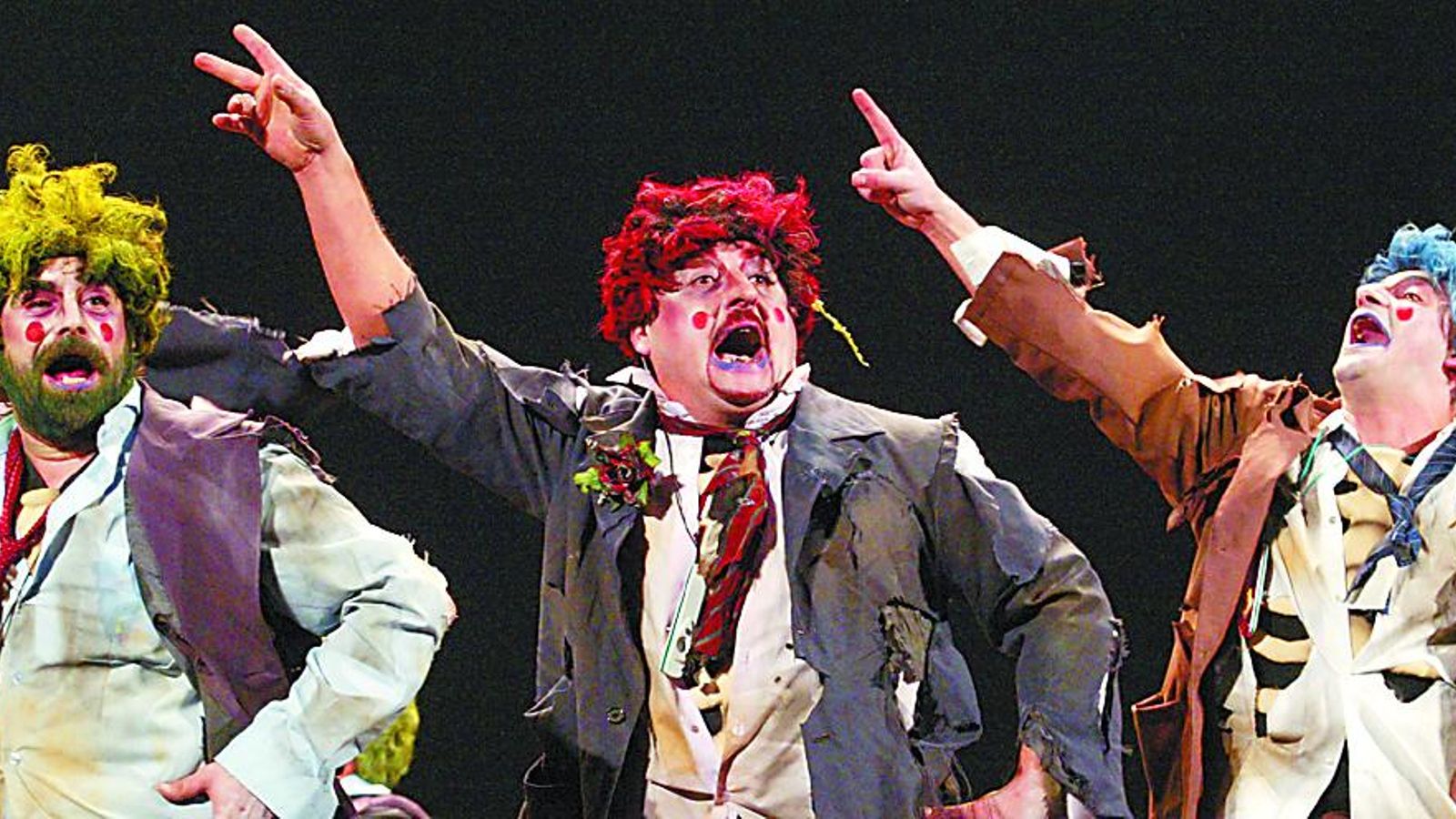 En la chirigota 'No somos nadie' , primero por la izquierda junto al Love y el Cabra.