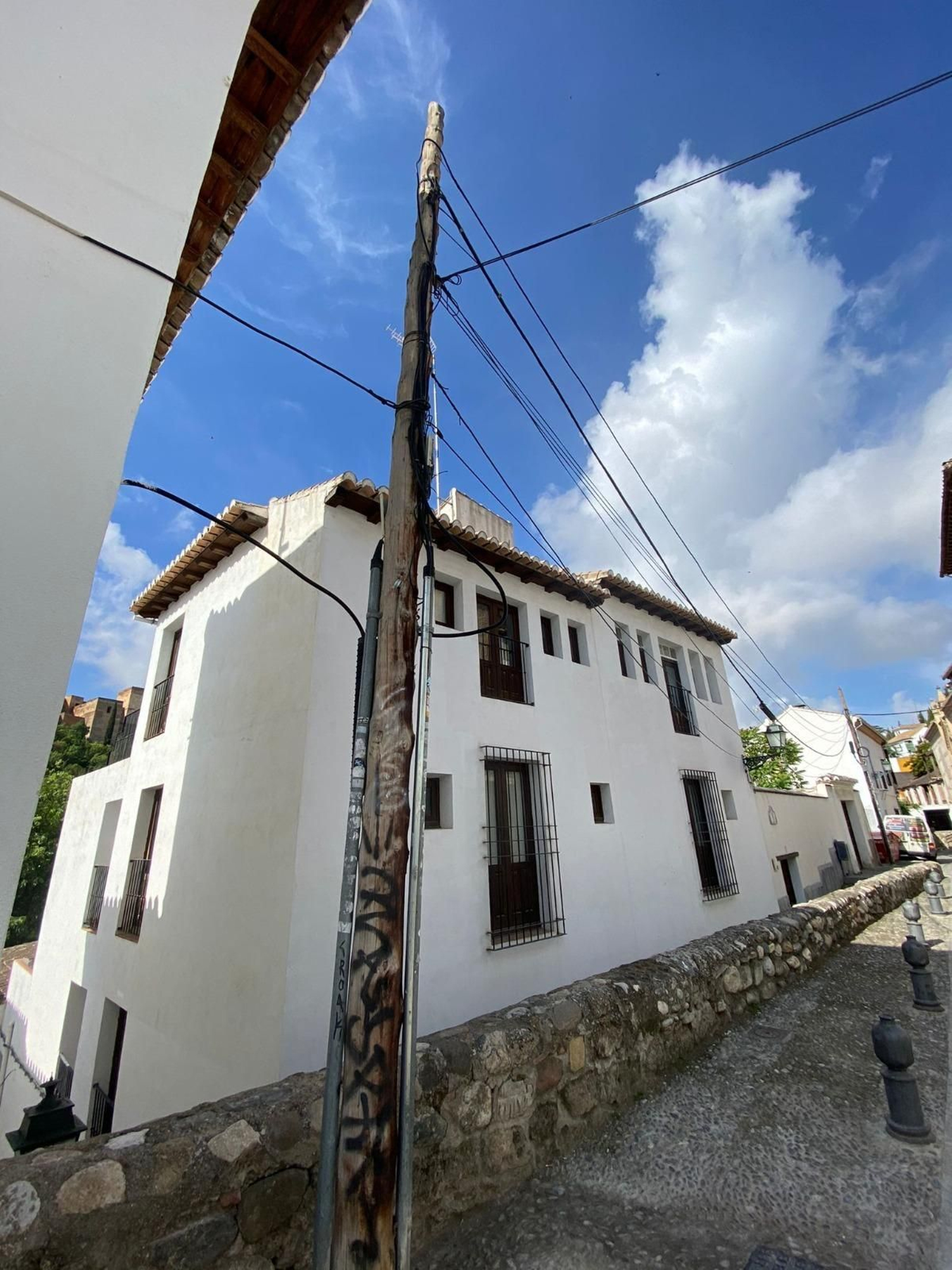 El poste de madera que deja una imagen propia de un barrio Patrimonio de la Humanidad