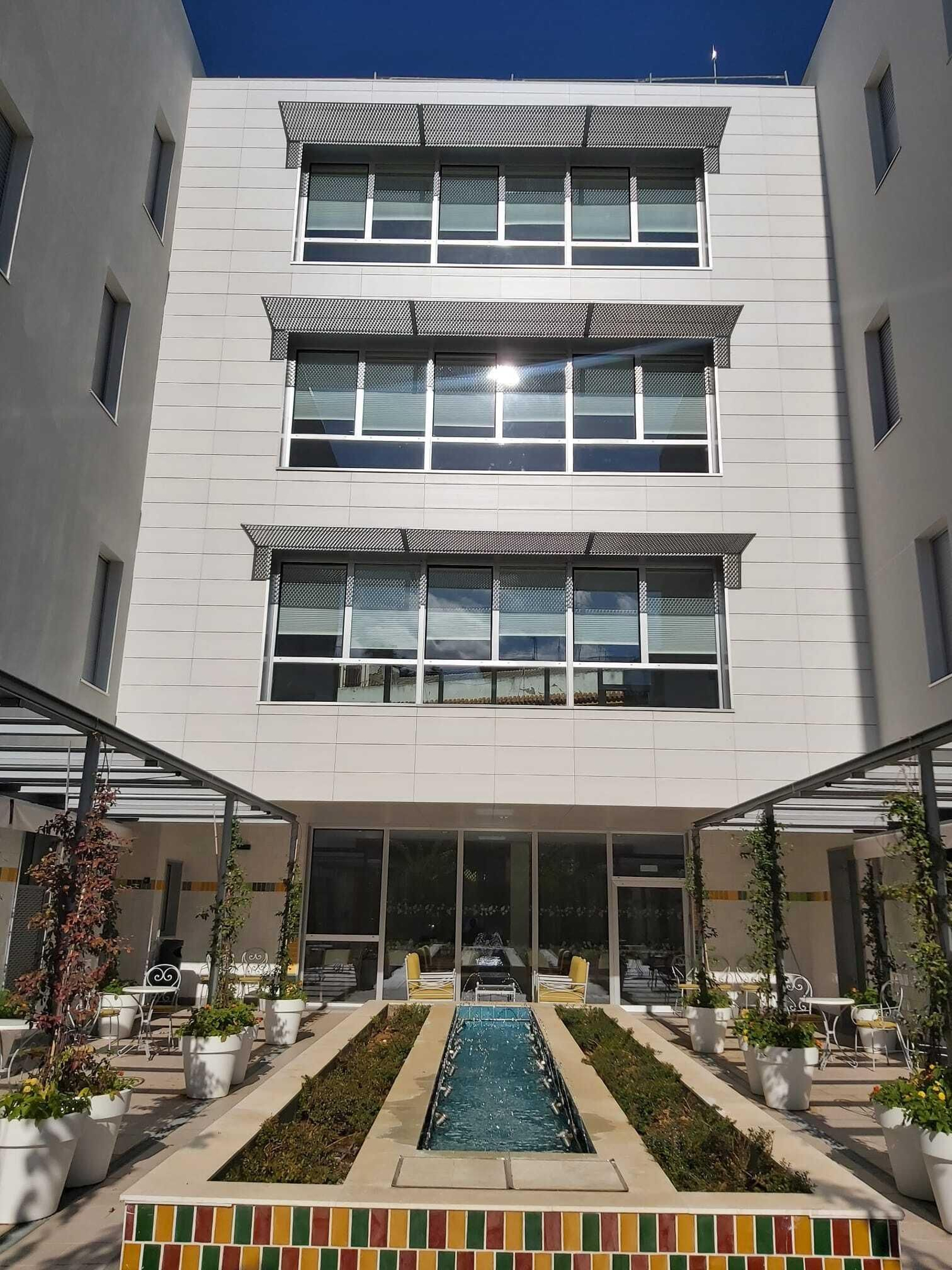 Fachada y patio de la residencia Ballesol Porvenir.