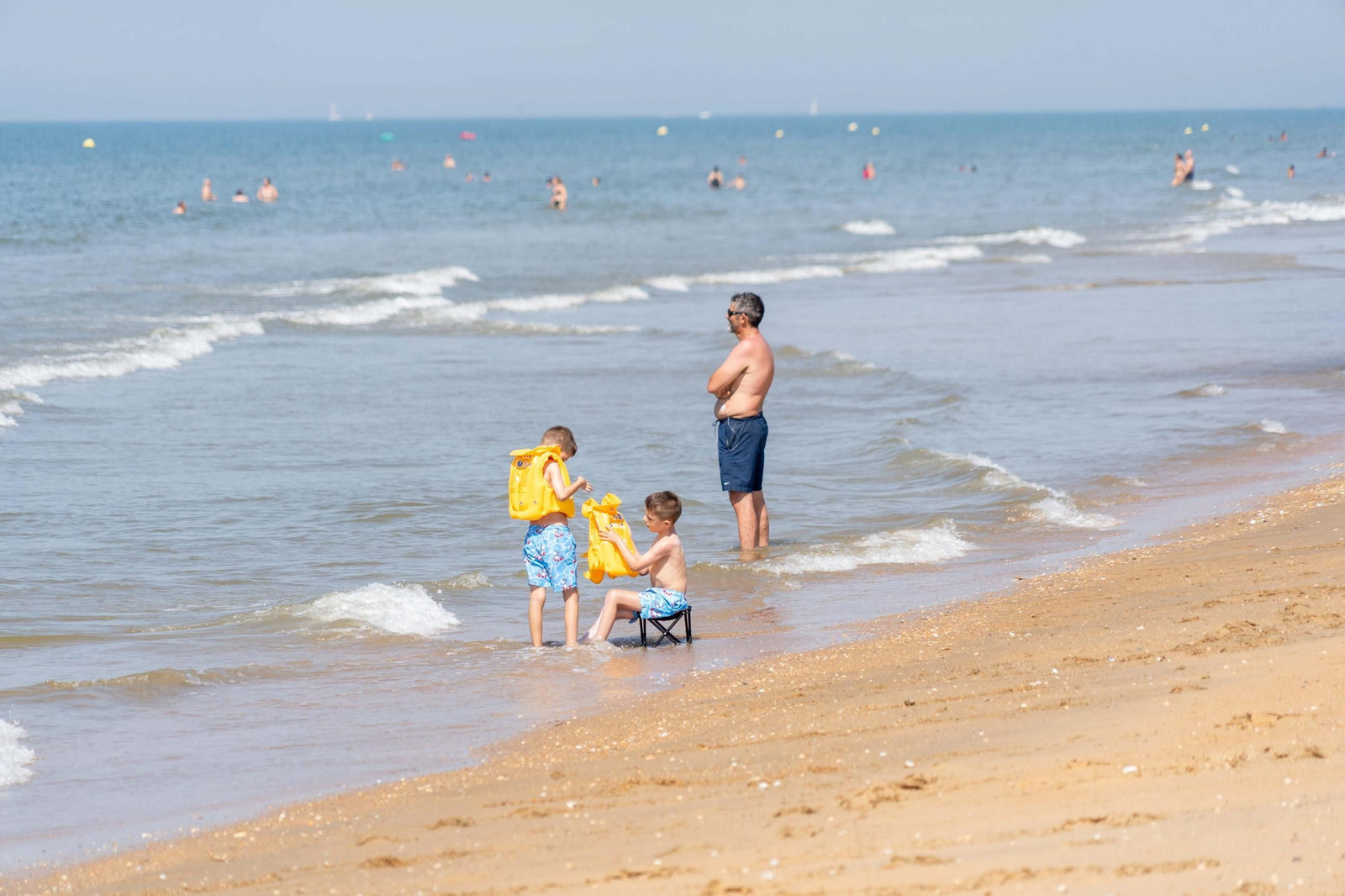 Una mañana de domingo en El Espigón, la playa de Huelva capital.