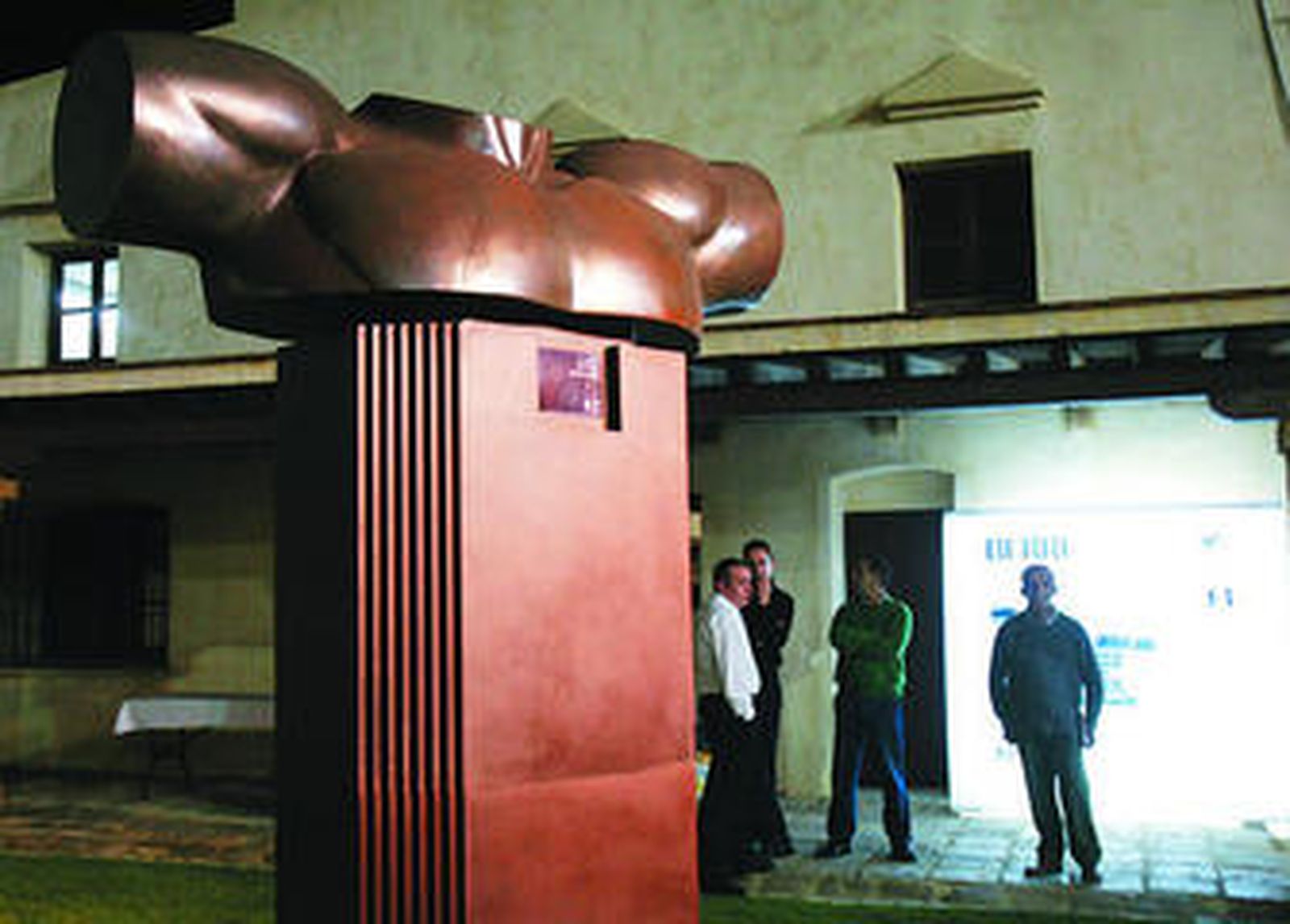 Una de las esculturas de gran tamaño que se puede contemplar en el patio de Santa Catalina.