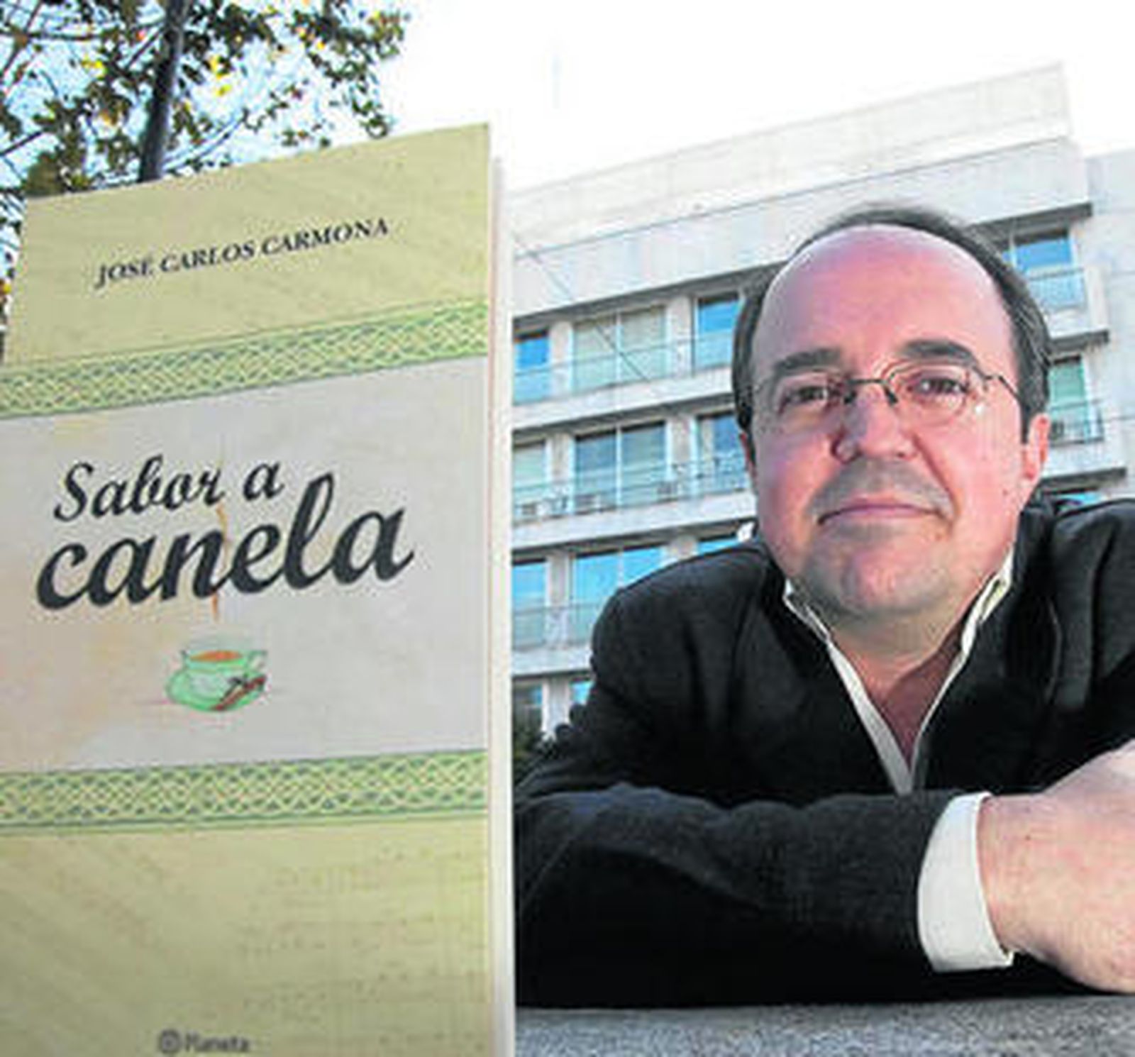 José Carlos Carmona posa junto a su nuevo trabajo literario.