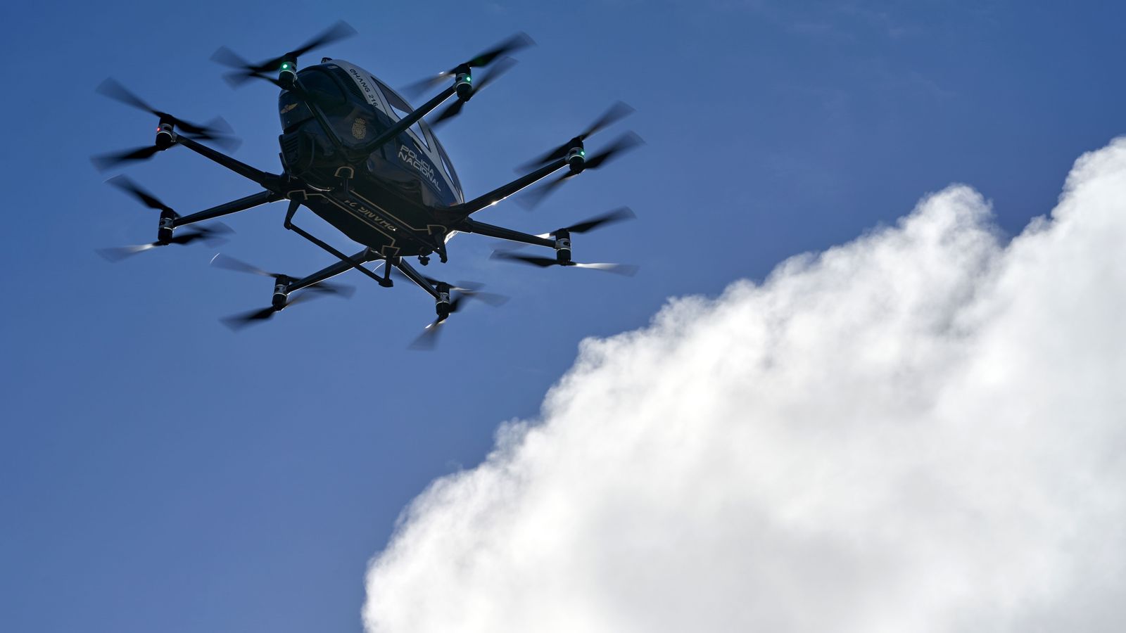 Vista del nuevo megadrón de la Policía Nacional durante el vuelo de presentación.