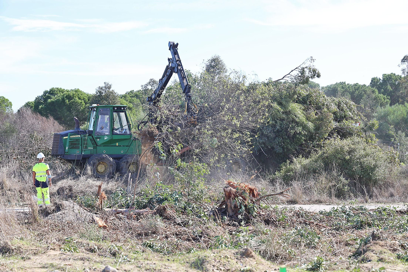 Imágenes del Comienzo de las obras del tercer carril en la A-483 entre Almonte y El Rocío
