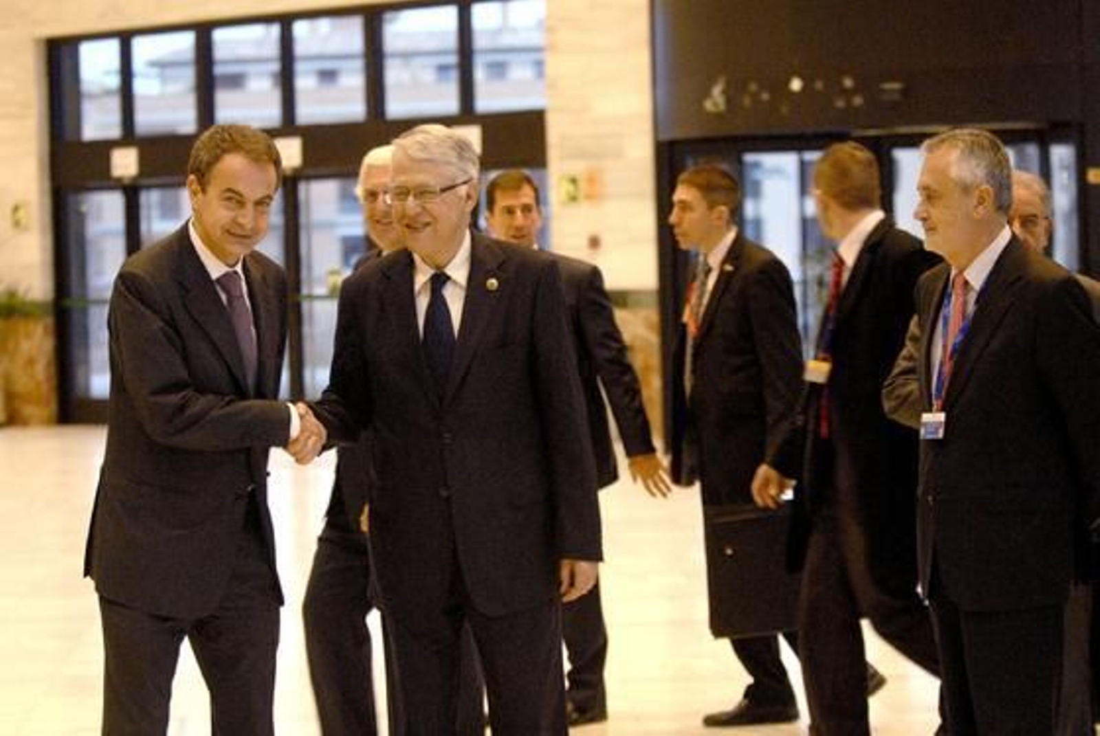 Zapatero saluda a El Fassi

Foto: Jesús Ochando