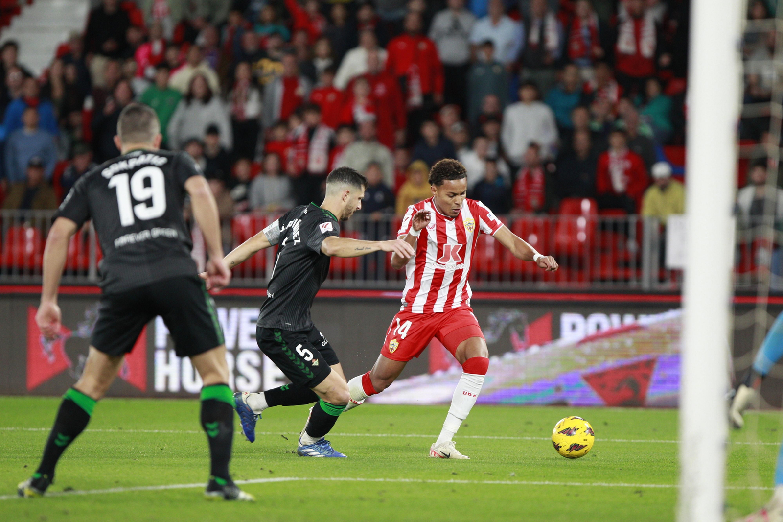 Imágenes del partido de fútbol U.D. Almería-Real Betis Balompié