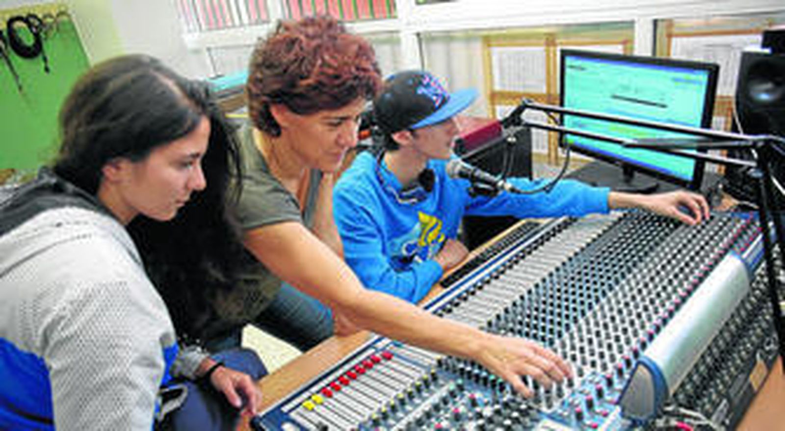 La profesora Lidia Mané, en el centro, maneja una mesa junto a los alumnos Elisabeth Herrera y Eduardo García.