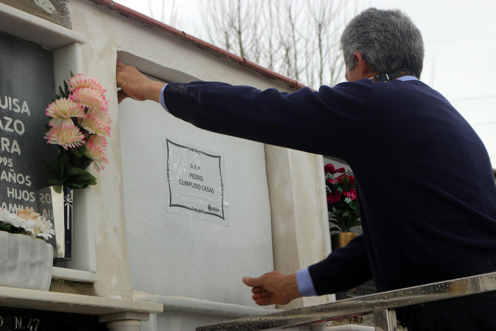 Un trabajador de Cemabasa coloca la lápida de Pedro Cumplido