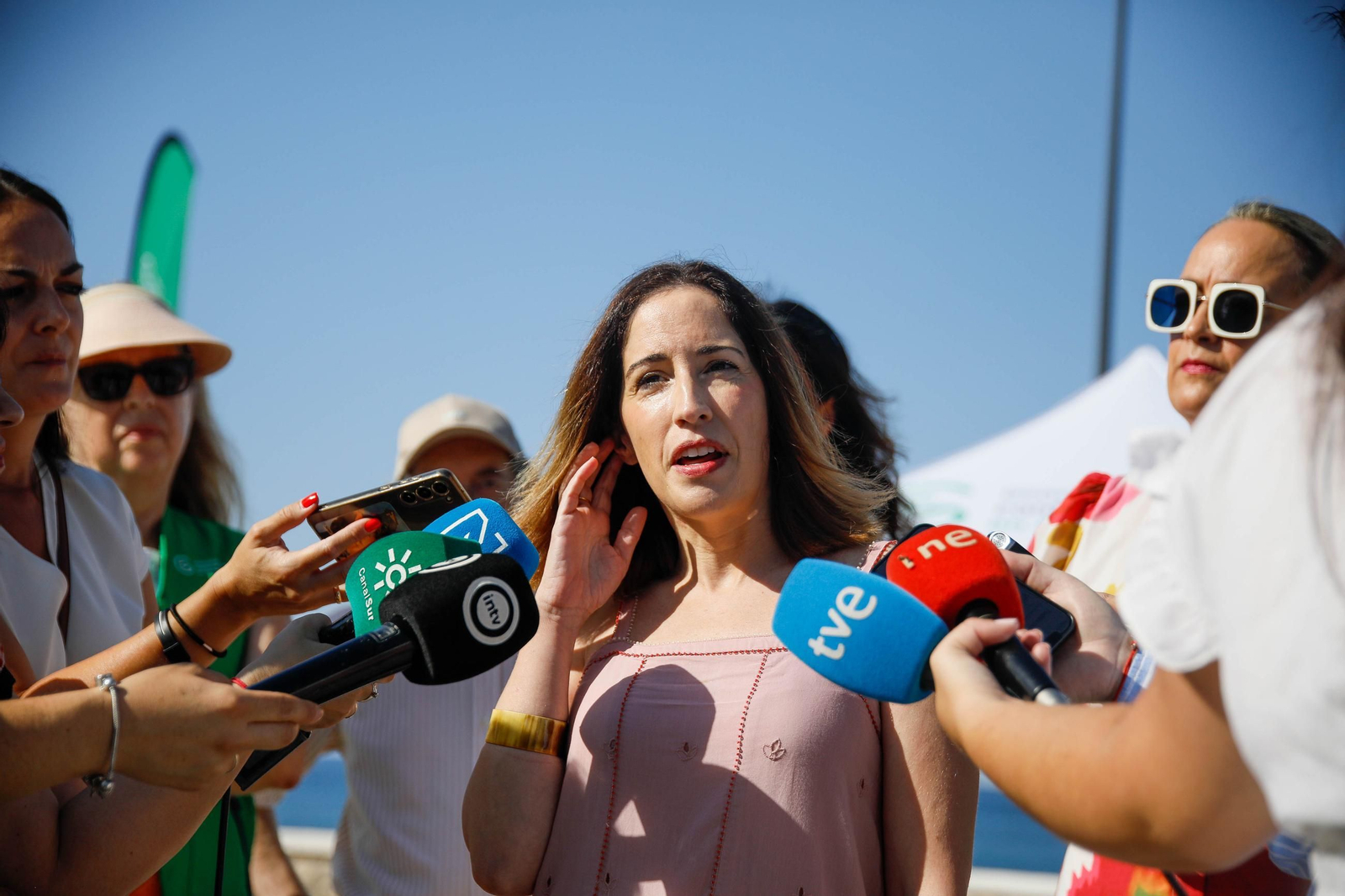 Las imágenes de la carpa informativa sobre prevención del cáncer de piel en Almería