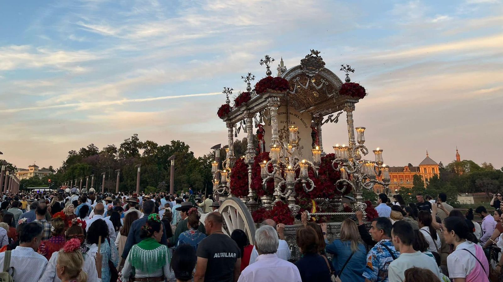 Peregrinos acompañan a la carreta de Simpecado de la filial hispalense.