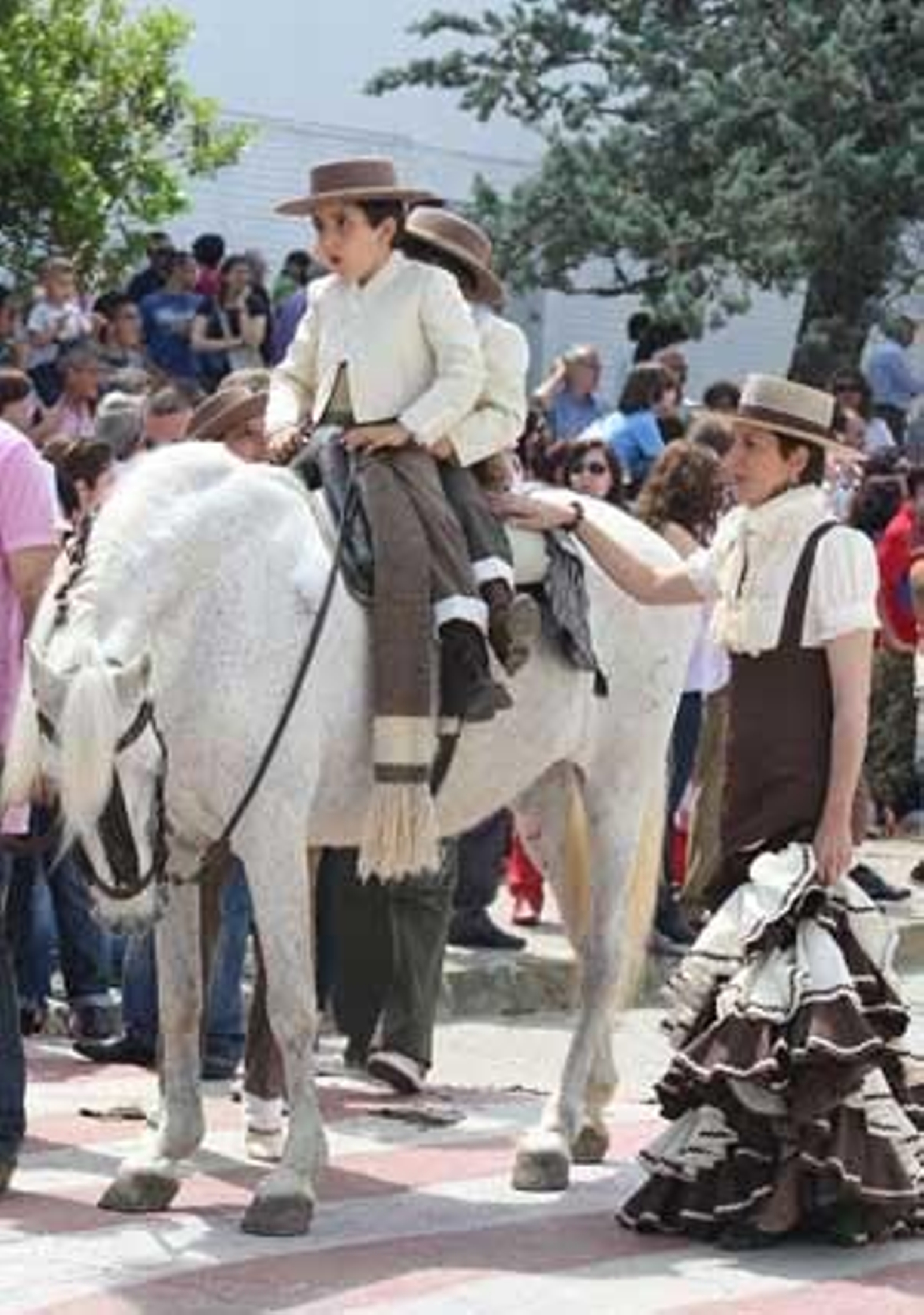 El Cristo de la Almoraima atrae a más de 7.000 devotos. Un centenar de jinetes y 14 carretas acompañan al cortejo en procesión por el municipio

Foto: Paco Guerrero