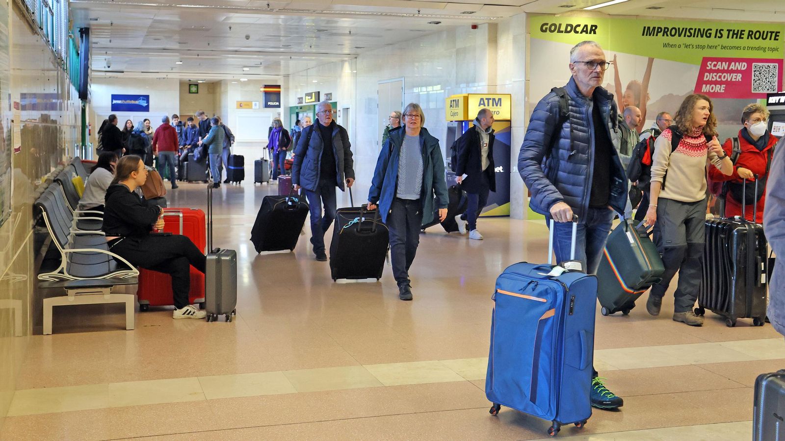 Un grupo de viajeros procedentes del primer vuelo desde Alemania en la terminal de llegadas del Aeropuerto de Jerez. Un grupo de viajeros procedentes del primer vuelo desde Alemania en la terminal de llegadas del Aeropuerto de Jerez.