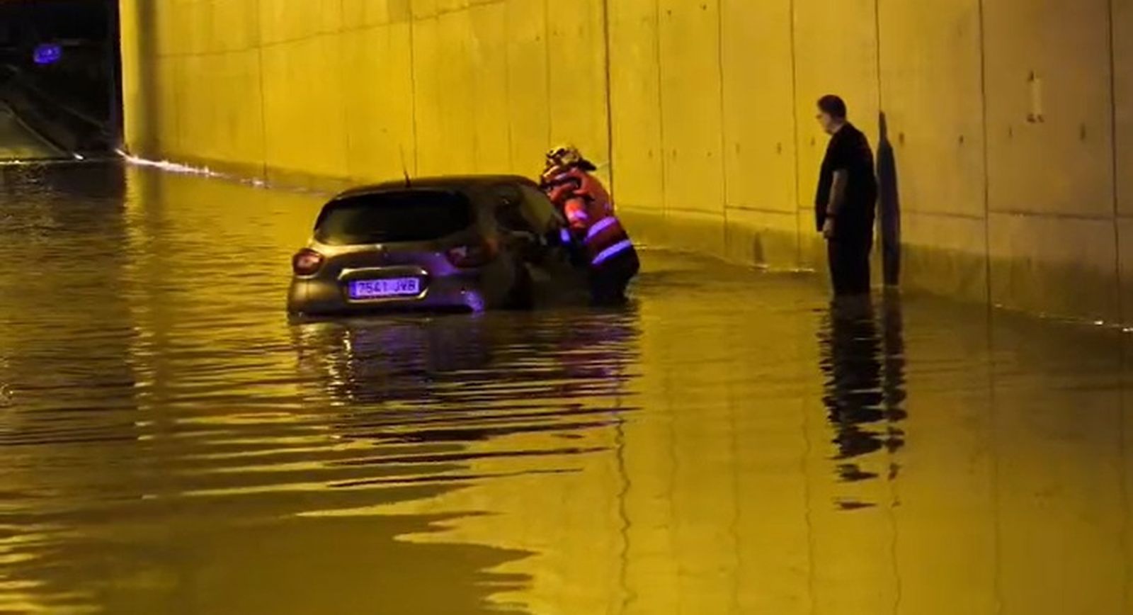 Bomberos auxilian a la mujer atrapada