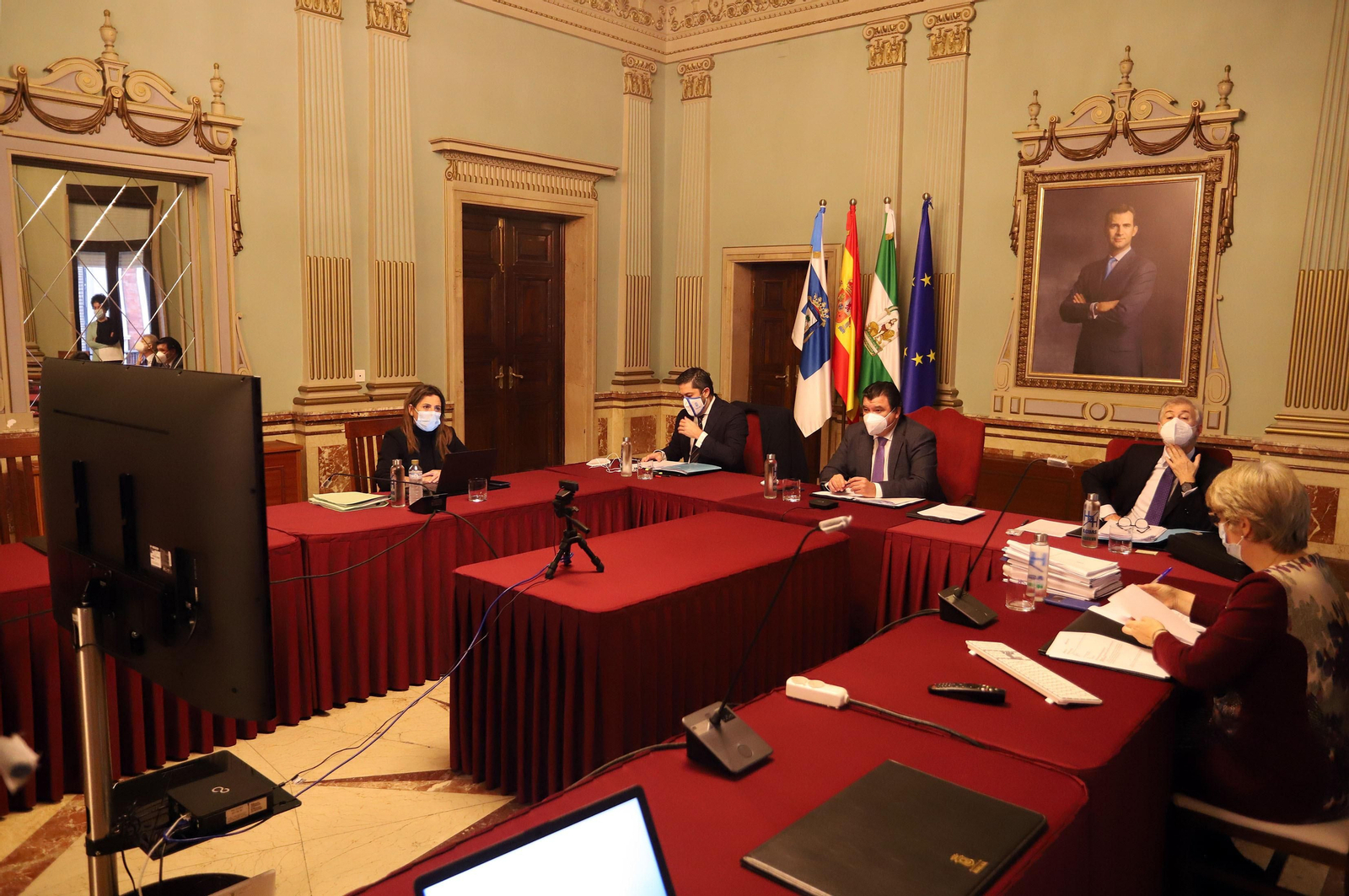 Imágenes del pleno del Ayuntamiento de Huelva celebrado de manera virtual