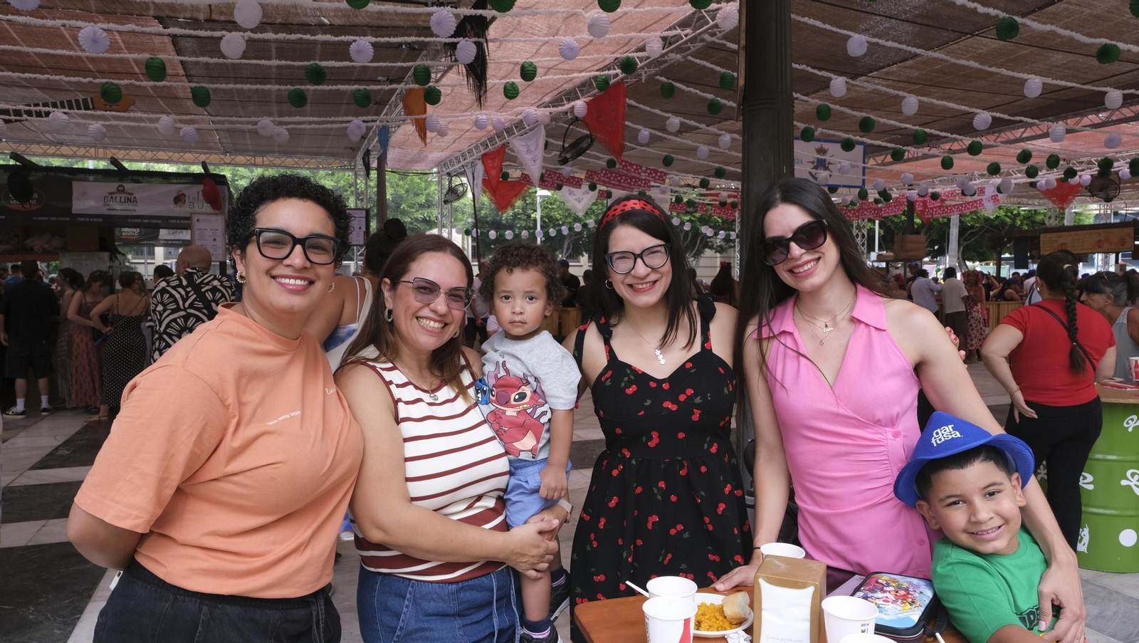 Los almerienses disfrutan del lunes en la Feria del Mediodía