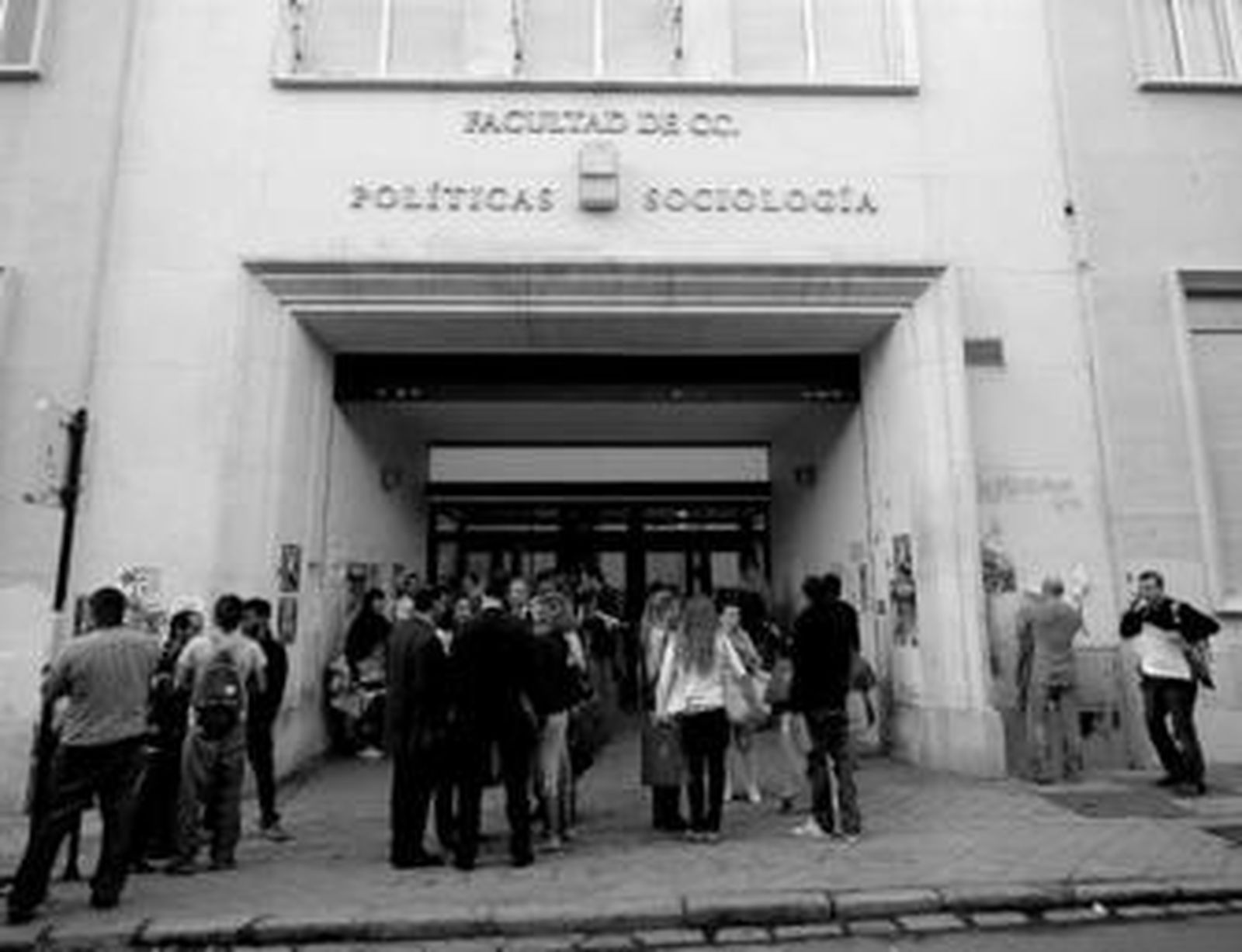 Estudiantes de la Facultad de Ciencias Políticas, ayer, ante su centro.