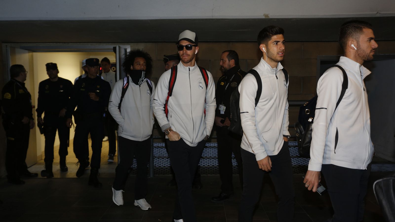 Los jugadores del Real Madrid, a su llegada al aeropuerto de Sevilla.