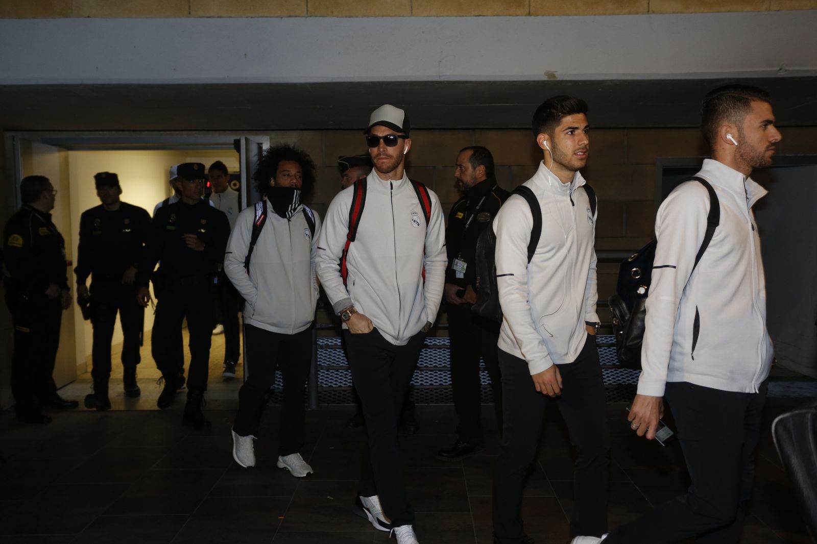 Los jugadores del Real Madrid, a su llegada al aeropuerto de Sevilla.