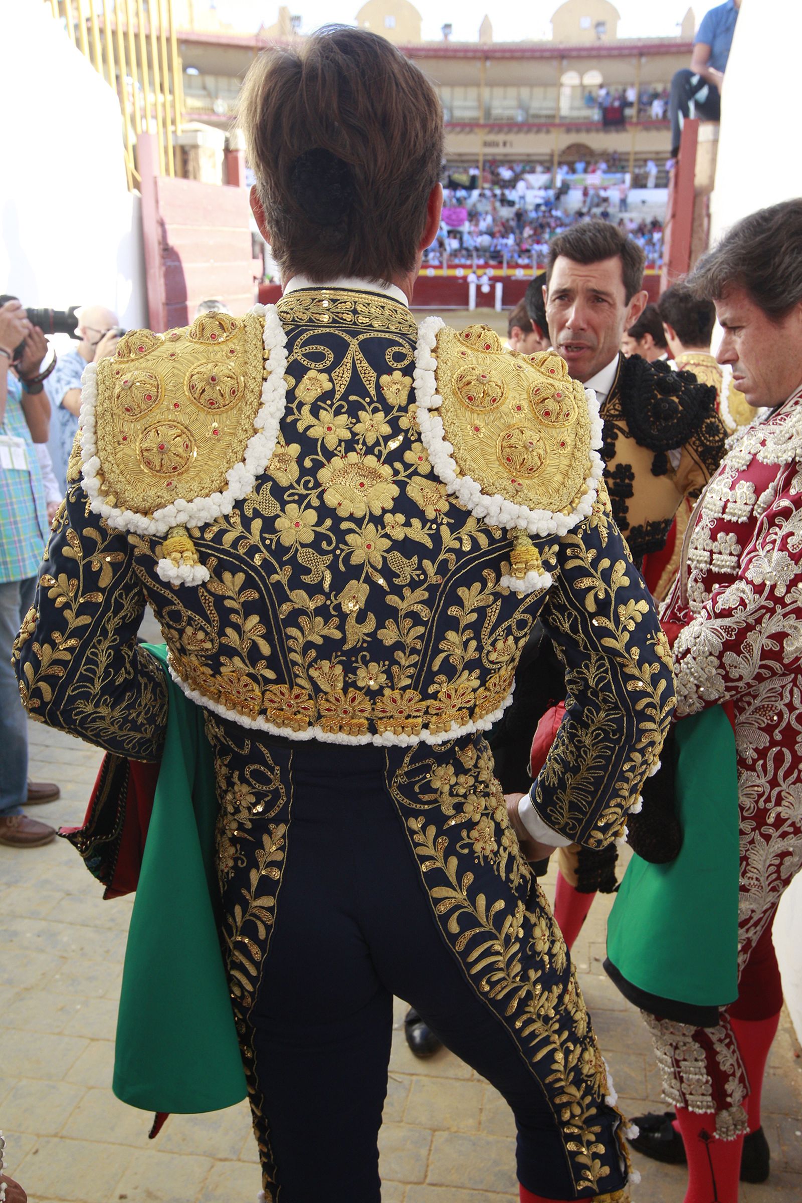 Imágenes del 'ambiente' en la corrida de toros de la Feria de Almería, con los diestros Morante de la Puebla, El Juli y Tomás Rufo