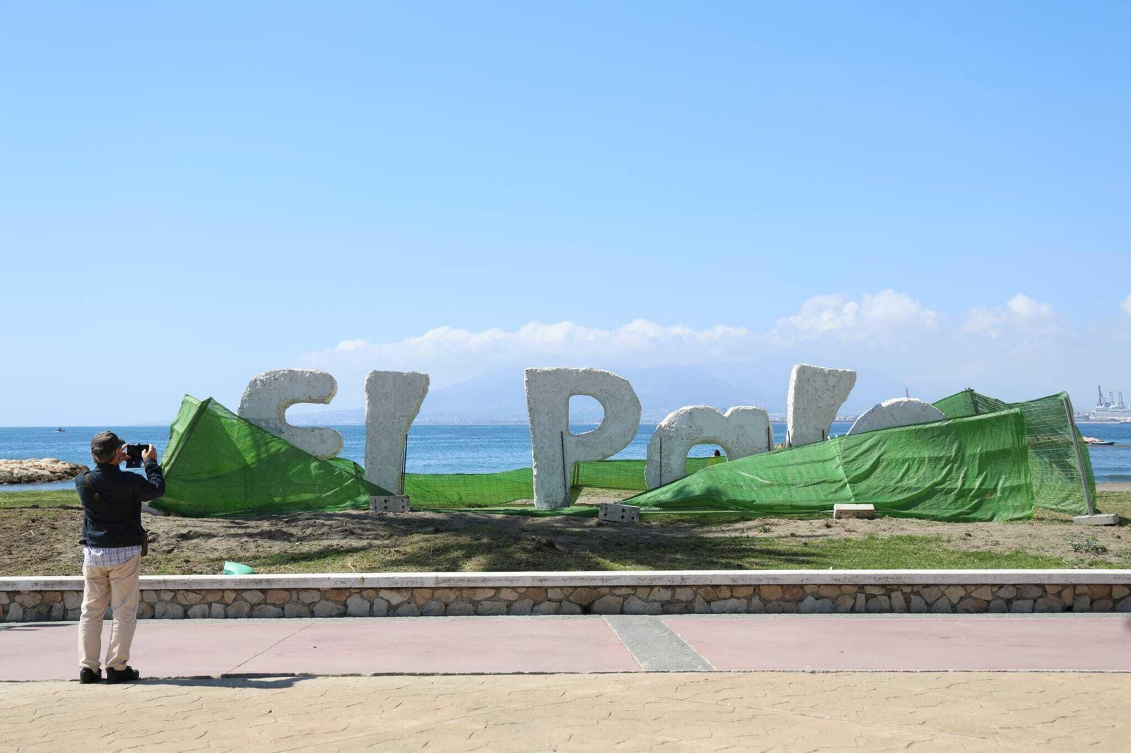 Las nuevas letras de El Palo, tapadas mientras se termina de adecentar el entorno. Las nuevas letras de El Palo, tapadas mientras se termina de adecentar el entorno.