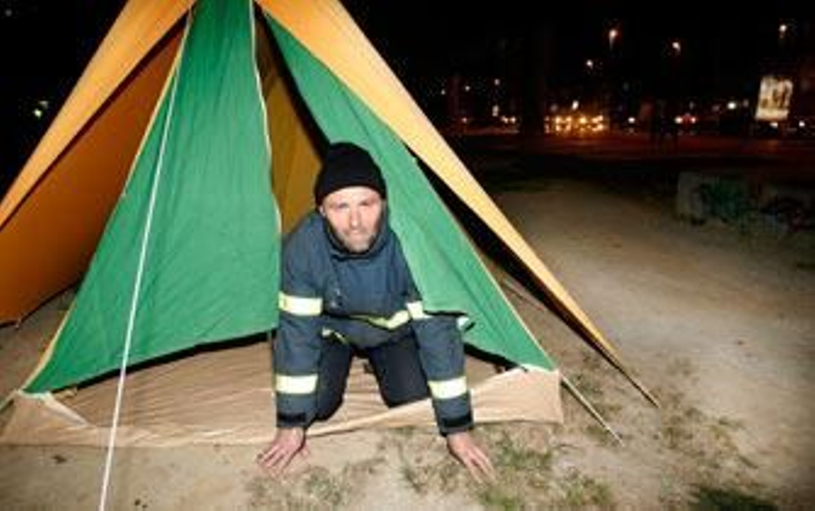 Primera noche en la calle para el bombero en huelga de hambre