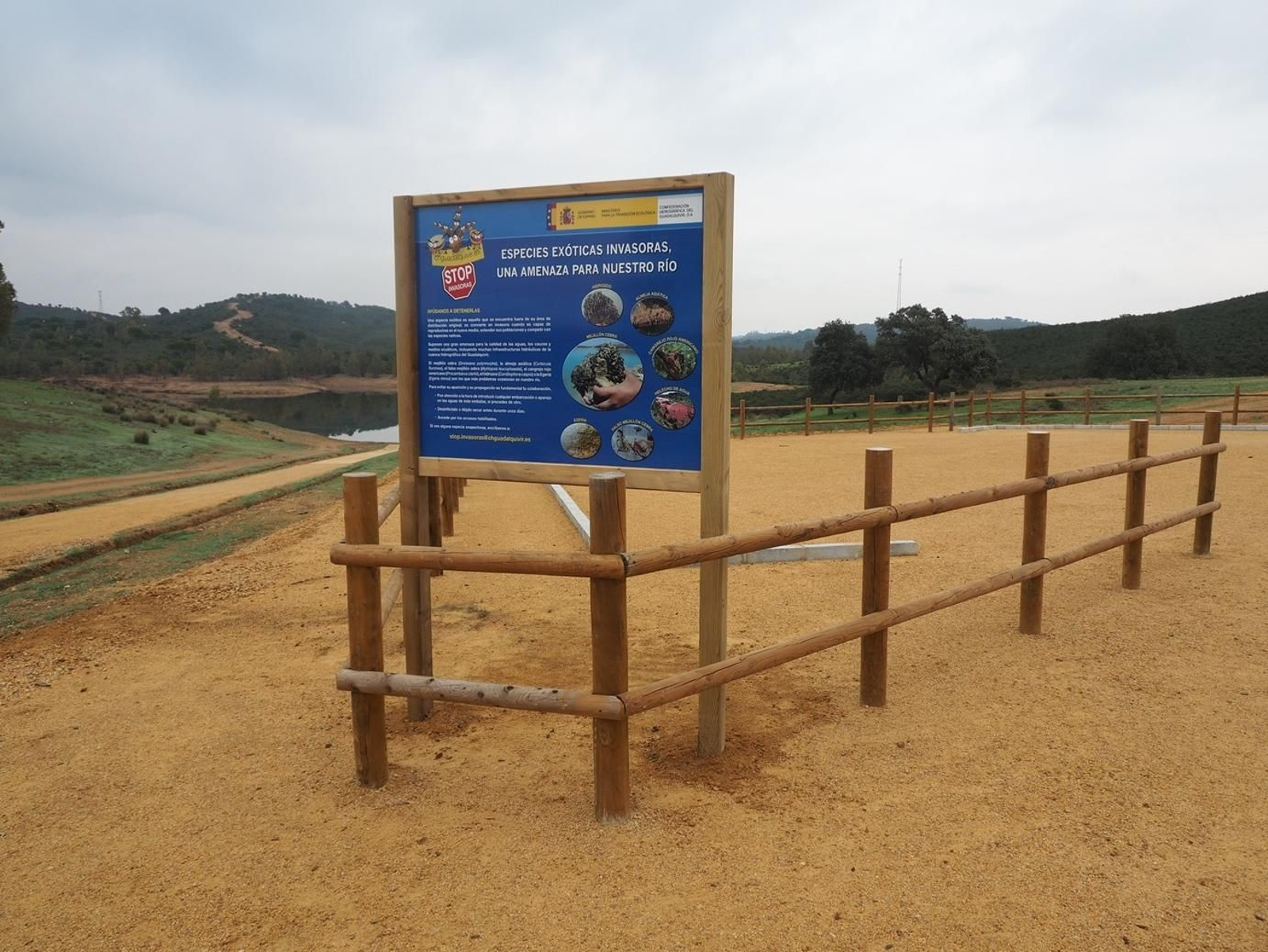 La rampa, el aparcamiento y los nuevos carteles junto al embalse de Aznalcóllar.